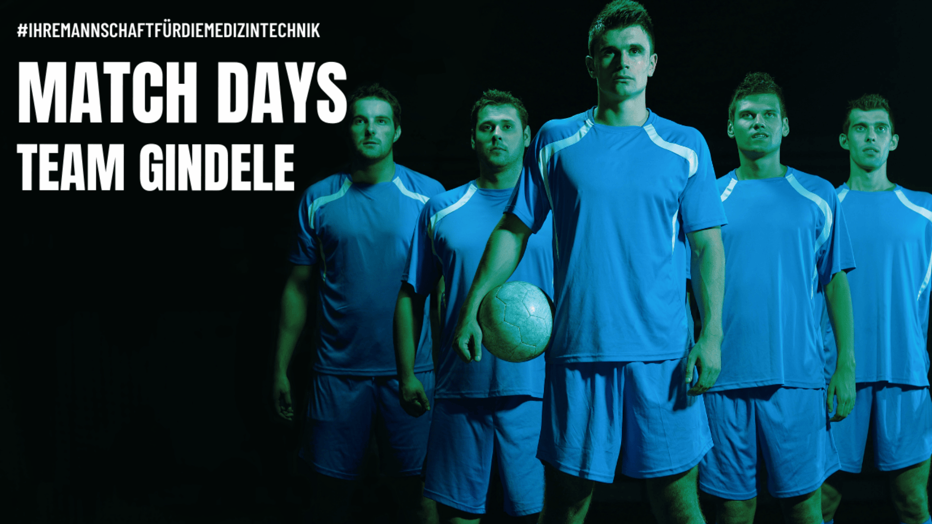Fünf männliche Fußballspieler in blauen Trikots stehen zusammen, einer hält einen Fußball. Links steht fettgedruckt „SPIELTAGE“ und „TEAM GINDELE“, oben ein deutscher Hashtag. Der Hintergrund ist dunkel und grün beleuchtet.