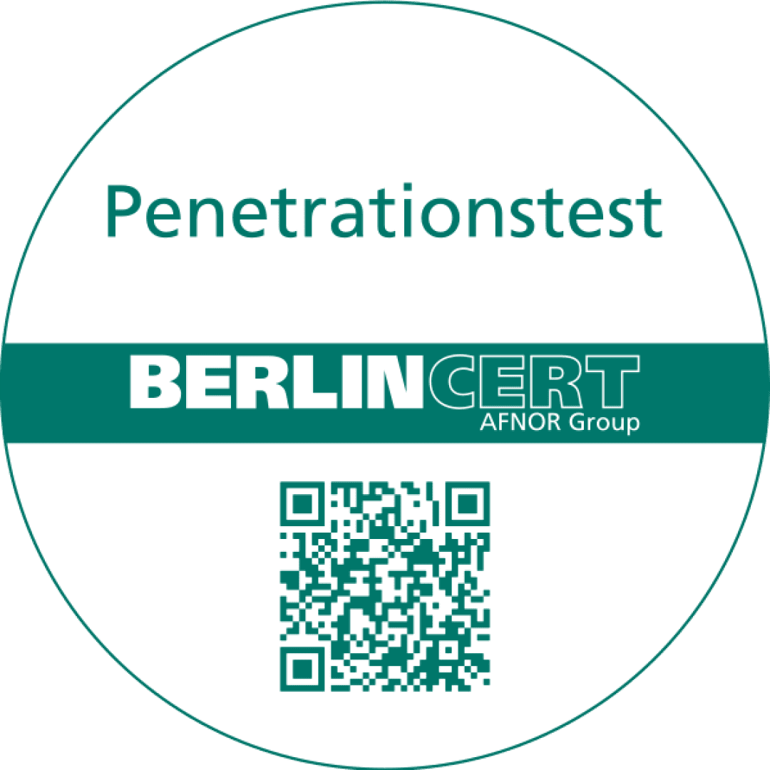 Rundes Badge mit dem Text „Penetrationstest“ und „BERLINCERT AFNOR Group“ über einem QR-Code, alles auf weißem Hintergrund mit grünen Akzenten.
