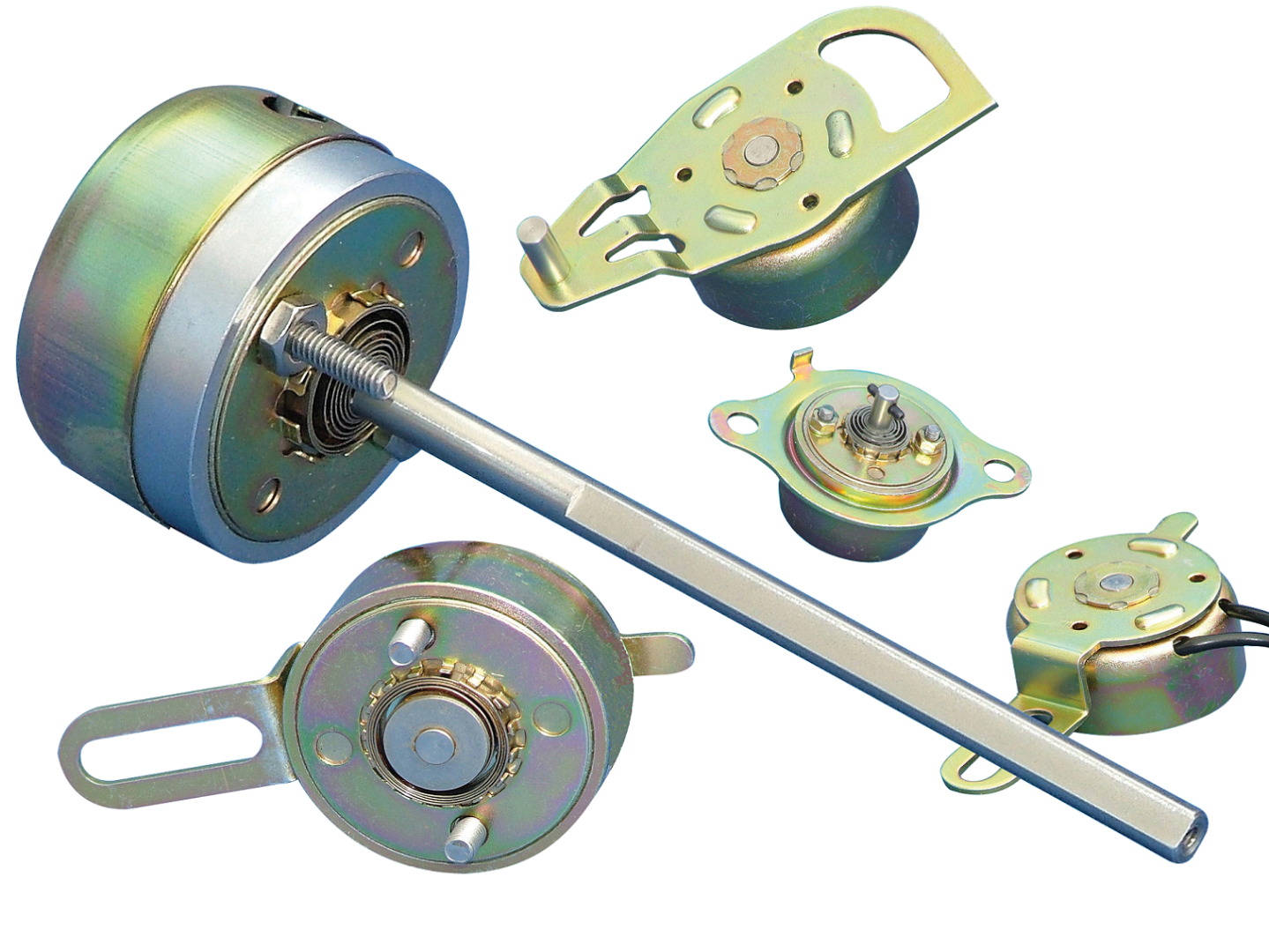 Ein Satz von fünf Metallteilen für Elektromotoren, einschließlich verschiedener Rotoren und Montagehalterungen, die auf einem weißen Hintergrund angeordnet sind. Die Teile sind zylindrisch und haben Metalloberflächen mit Befestigungslöchern.