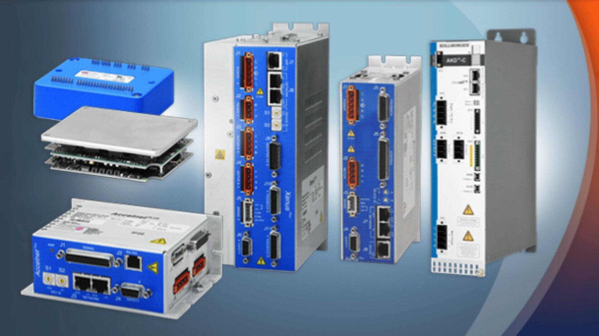Eine Gruppe industrieller elektronischer Geräte, darunter blaue und silberne Servoantriebe, Motorsteuerungen und Schaltkreismodule, werden auf einem Hintergrund mit blauem und orangefarbenem Farbverlauf dargestellt.
