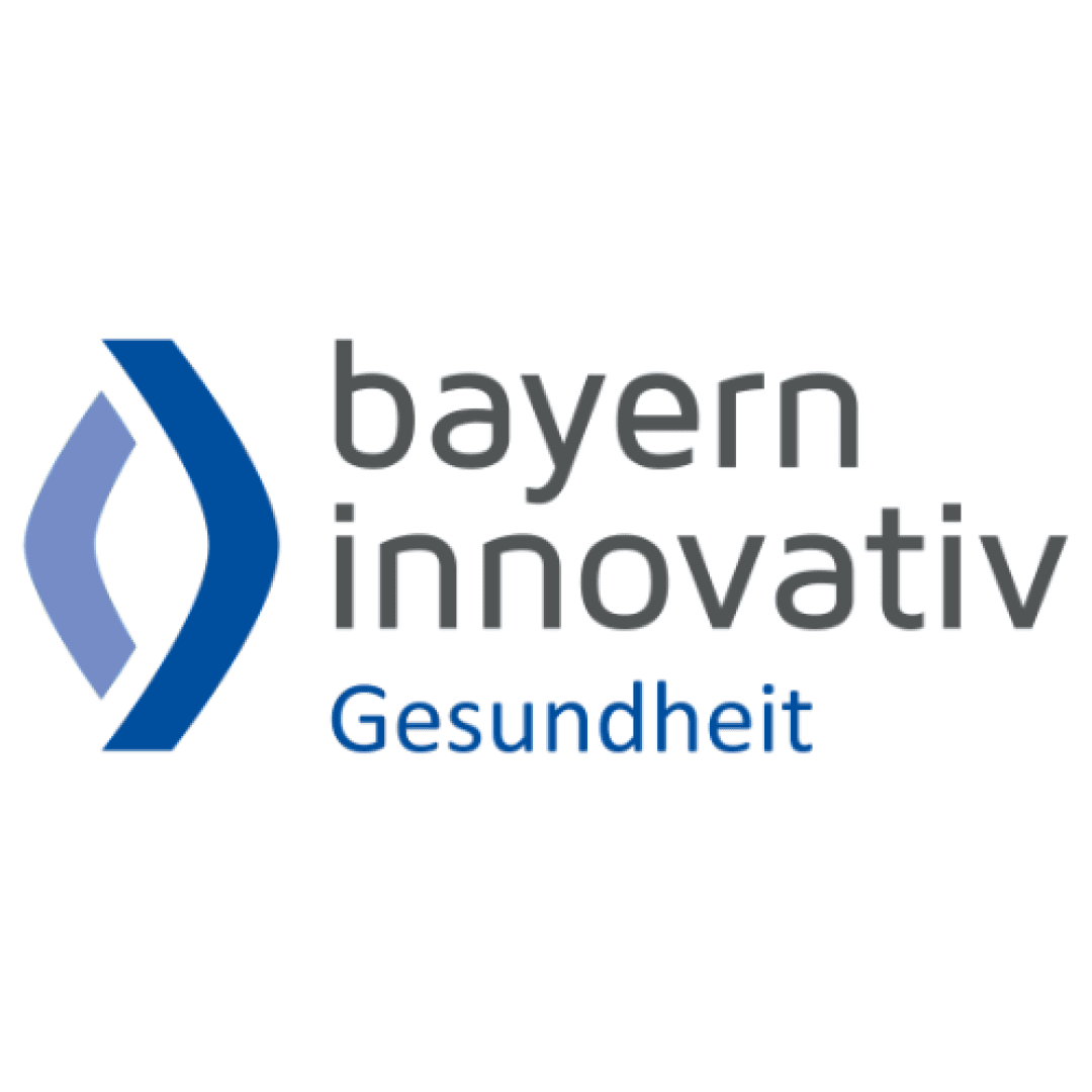 Logo mit zwei blauen geschwungenen Formen auf der linken Seite und dem Schriftzug bayern innovativ Gesundheit in grau und blau auf der rechten Seite. Das Design ist sauber und modern mit einem weißen Hintergrund.
