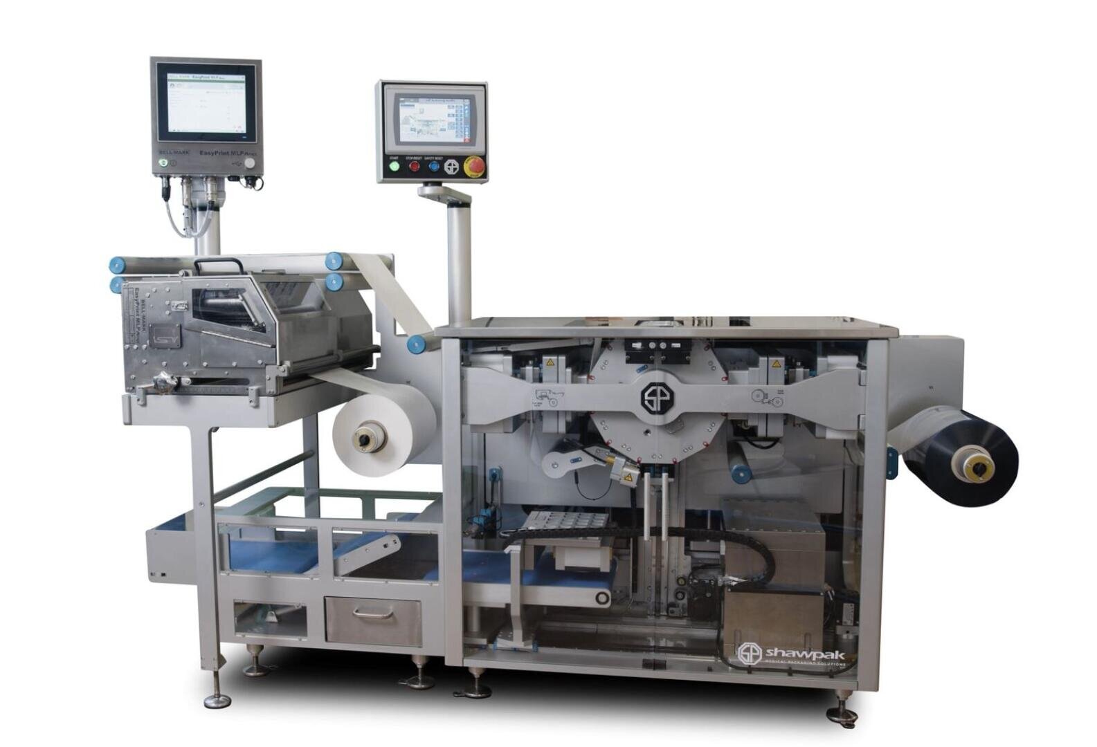 Eine moderne industrielle Verpackungsmaschine mit zwei digitalen Kontrollbildschirmen, Rollen mit Verpackungsfolie und verschiedenen mechanischen Komponenten auf weißem Hintergrund.