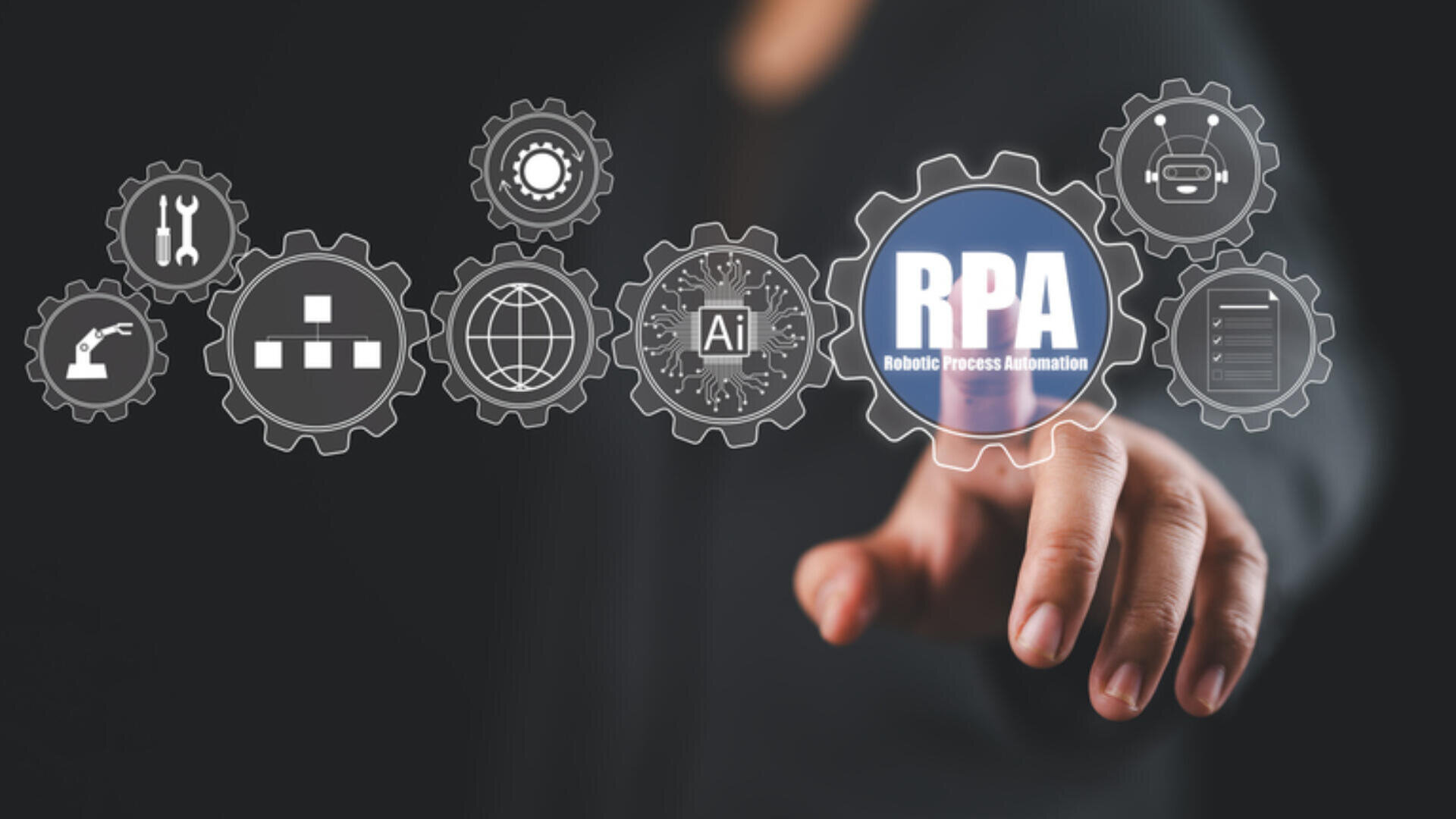 Die Hand einer Person zeigt auf virtuelle Zahnradsymbole. Das zentrale Zahnrad zeigt RPA (Robotic Process Automation), umgeben von Symbolen für Technologiekonzepte wie KI, Cloud und Automatisierung.