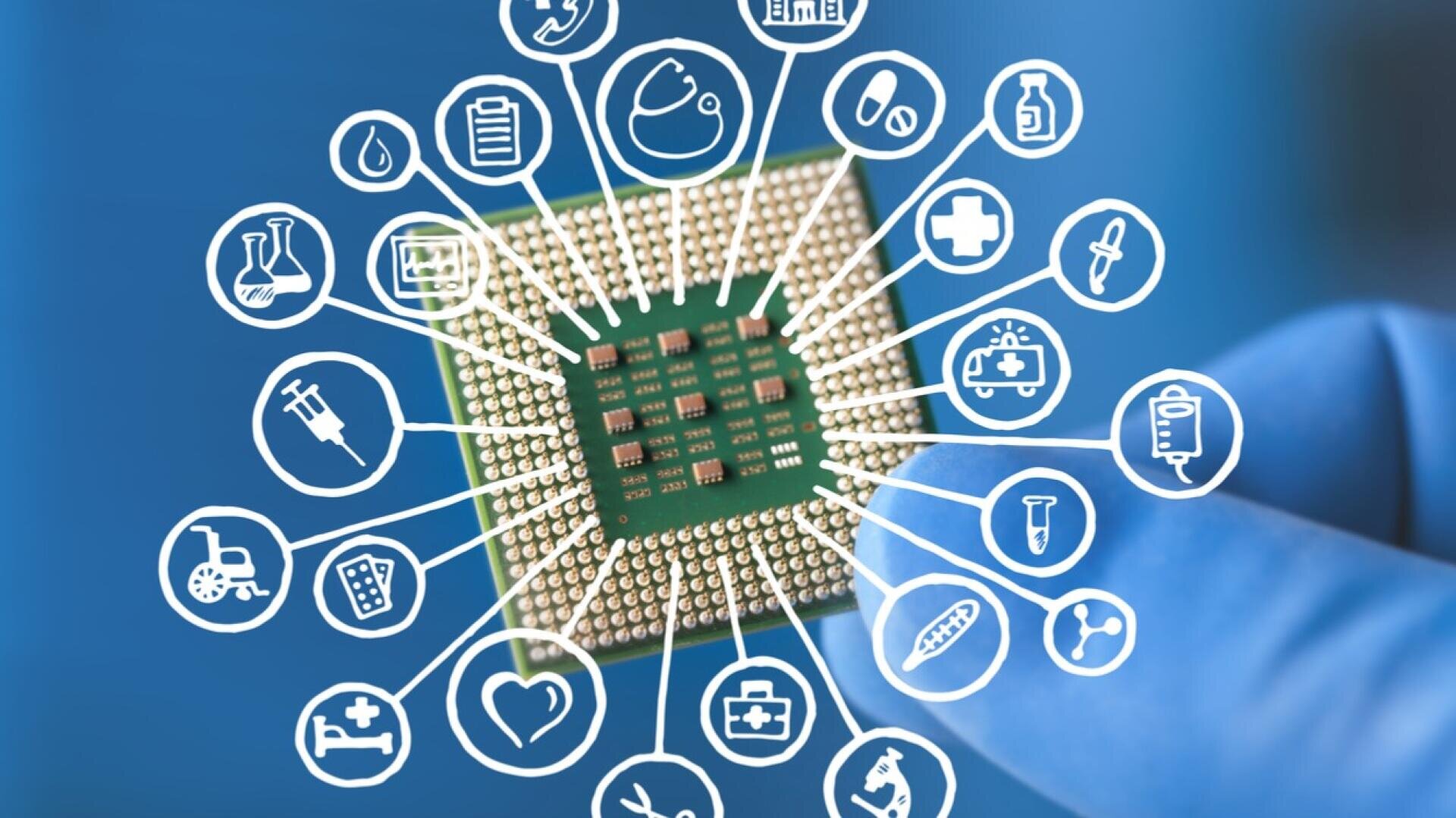 Eine behandschuhte Hand hält einen Mikrochip. Weiße Symbole aus dem Gesundheitswesen und der Medizin strahlen nach außen und symbolisieren die Integration der Technologie in verschiedene Aspekte der Medizin und des Gesundheitswesens auf einem blauen Hintergrund.