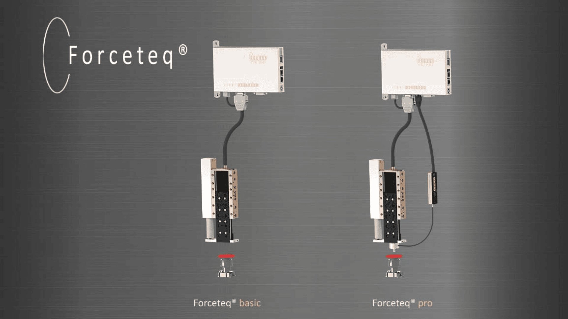 Zwei Forceteq-Geräte, beschriftet mit basic und pro, sind vertikal auf einem metallisch grauen Hintergrund montiert. Jedes Gerät verfügt über eine Steuereinheit, Kabel und ein bewegliches Bauteil mit einer roten Taste an der Unterseite. Das Forceteq-Logo befindet sich auf der linken Seite.
