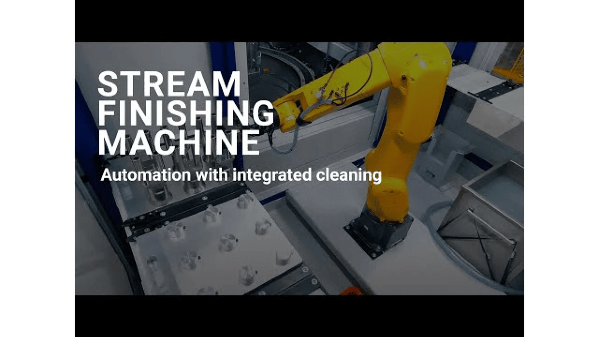 Ein gelber Roboterarm arbeitet in einer industriellen Umgebung in der Nähe von Metallteilen, mit weißer Schrift: STREAM FINISH MACHINE Automation mit integrierter Reinigung.
