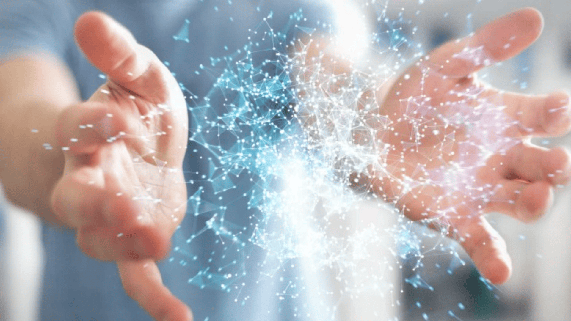 Eine Person streckt ihre Hände aus, zwischen denen ein leuchtendes, blau-weißes digitales Netzwerk oder Netz aus miteinander verbundenen Punkten und Linien schwebt, das Technologie oder Verbindung symbolisiert.