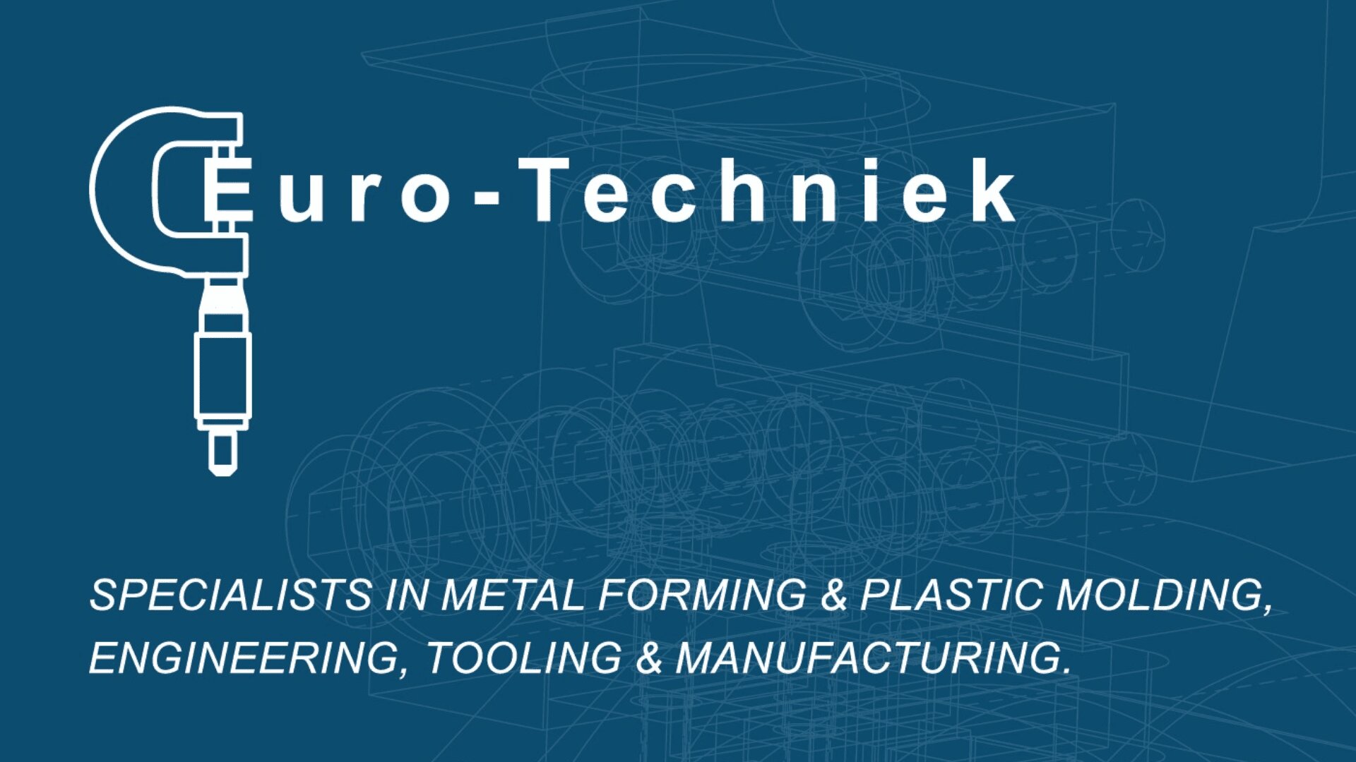 Blauer Hintergrund mit der Aufschrift „Euro-Techniek“ in großer weißer Schrift. Darunter steht: „Spezialisten für Metall- und Kunststoffumformung, Maschinenbau, Werkzeugbau und Fertigung“. Schwache technische Zeichnungen sind hinter dem Text sichtbar.“.
