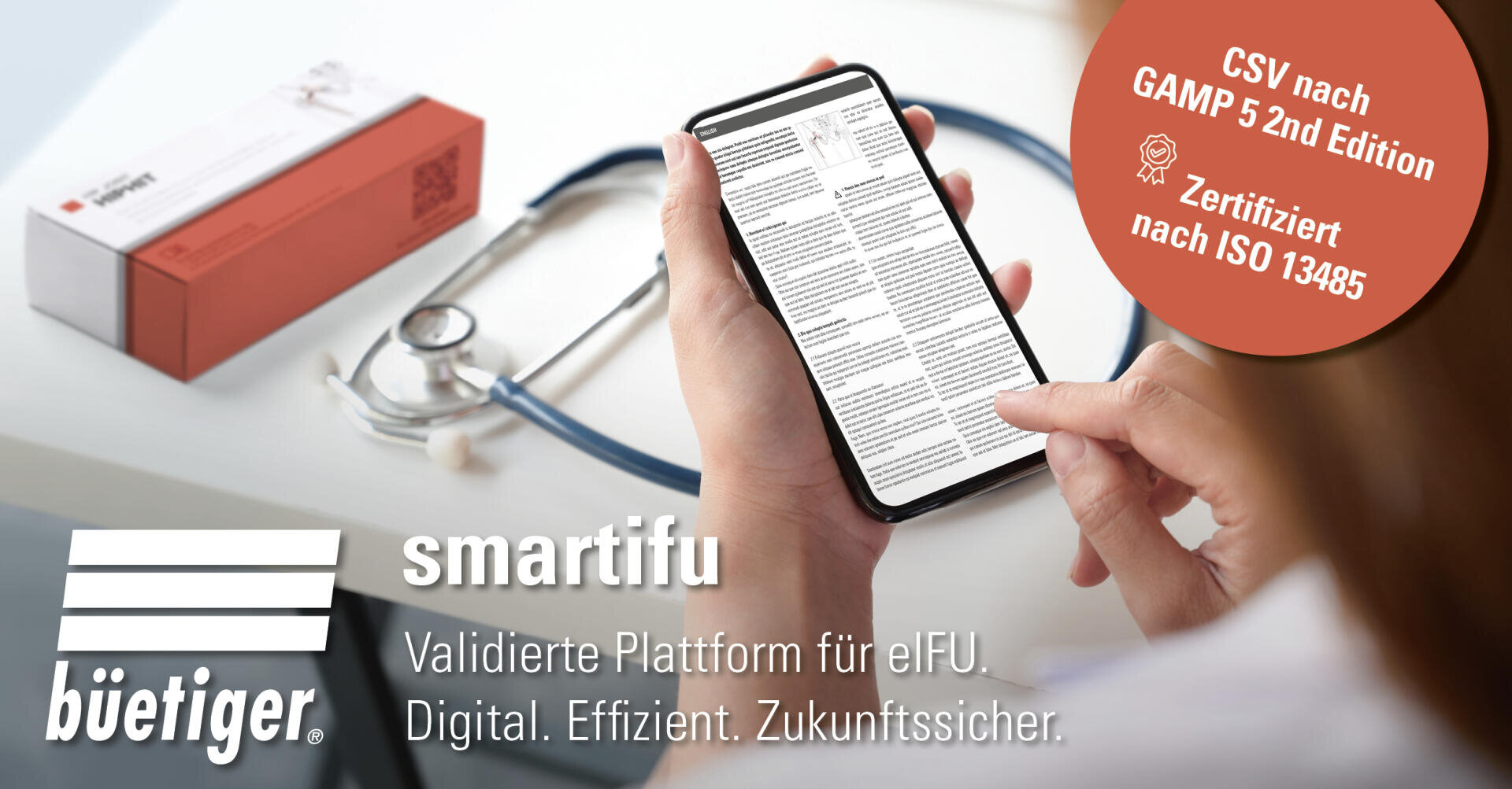 A person holds a smartphone on which a text is displayed; a stethoscope and a medical device box lie on the table. Overlays highlight smartifu from büetiger, a validated digital platform, as well as certifications for GAMP 5 and ISO 13485.