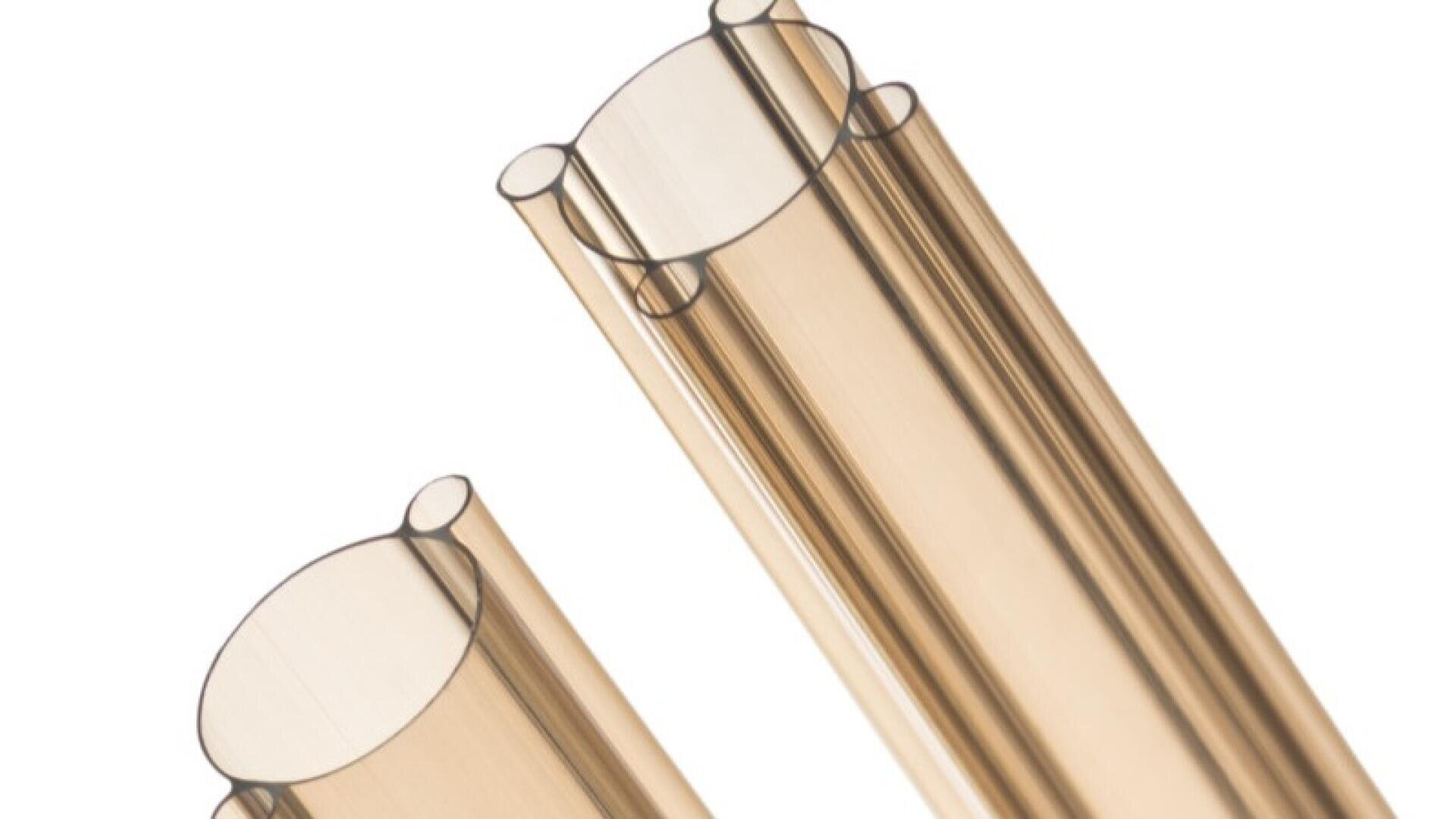 Nahaufnahme von zwei beigen, transparenten, ovalen Kunststoffröhren, die nebeneinander auf einem weißen Hintergrund platziert sind. Die Röhren erscheinen glänzend und glatt, mit nach oben gerichteten Öffnungen.