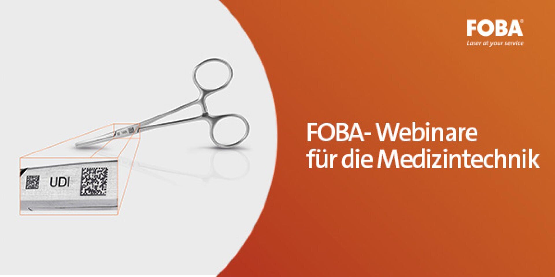 Ein medizinisches Instrument mit einer Nahaufnahme eines markierten Bereichs, der einen UDI-Code und einen QR-Code zeigt; der Text lautet FOBA-Webinare für die Medizintechnik auf einem orangefarbenen und weißen Hintergrund.