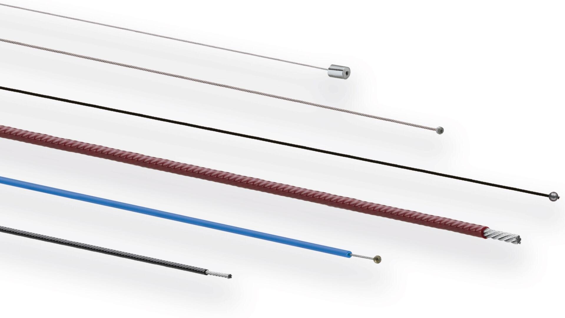 Auf weißem Hintergrund sind mehrere Fahrradbrems- und -schaltseile und -gehäuse diagonal angeordnet, darunter gewickeltes Metall, blaue und rote Gehäuse und silberne Kabelenden in verschiedenen Ausführungen.
