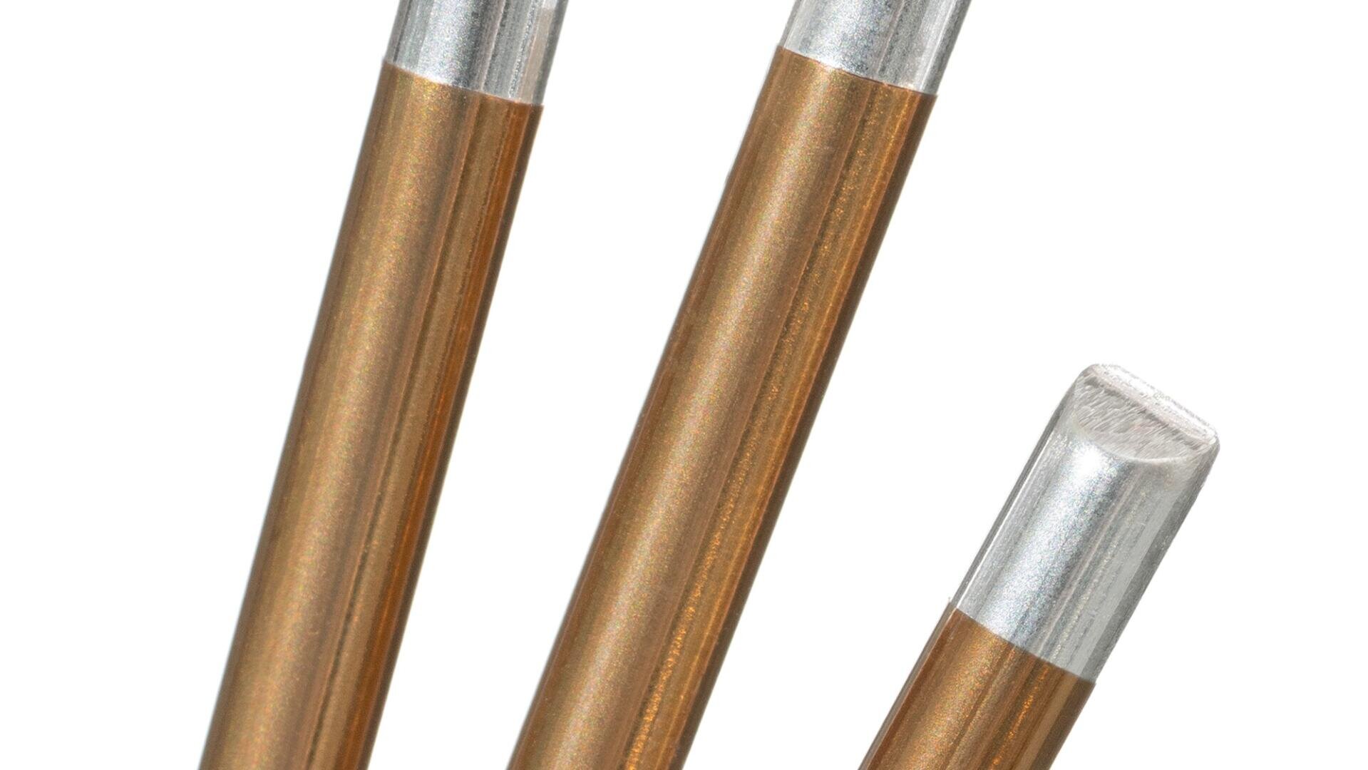Nahaufnahme von drei Kupferstäben mit silberfarbenen Spitzen, die diagonal vor einem weißen Hintergrund angeordnet sind.