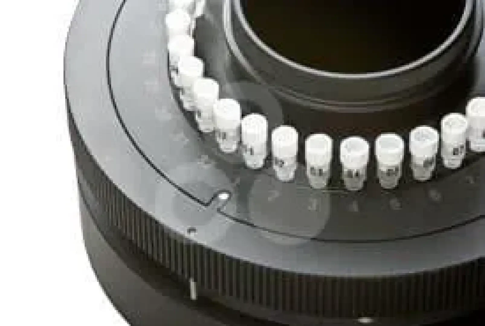 Nahaufnahme eines Autosampler-Karussells im Labor mit nummerierten, kreisförmig angeordneten Fläschchen, bereit für die automatische Probenanalyse.
