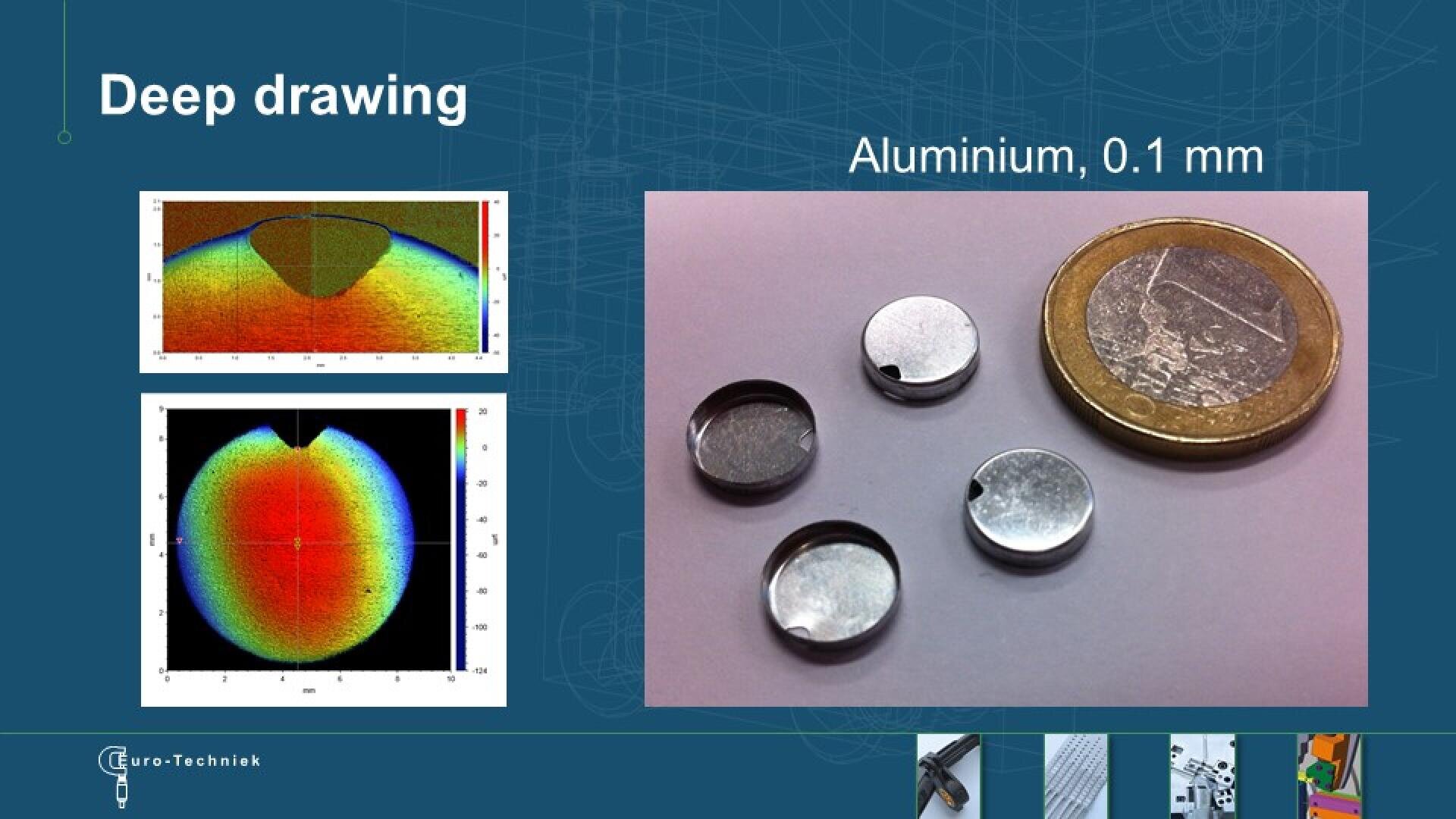 Die nebeneinander liegenden Bilder zeigen Tiefziehergebnisse in 0,1 mm starkem Aluminium. Rechts sind geformte Aluminiumscheiben neben einer 1-Euro-Münze als Maßstab dargestellt. Links sind zwei farbige Konturkarten zu sehen, die die Materialverformung veranschaulichen.