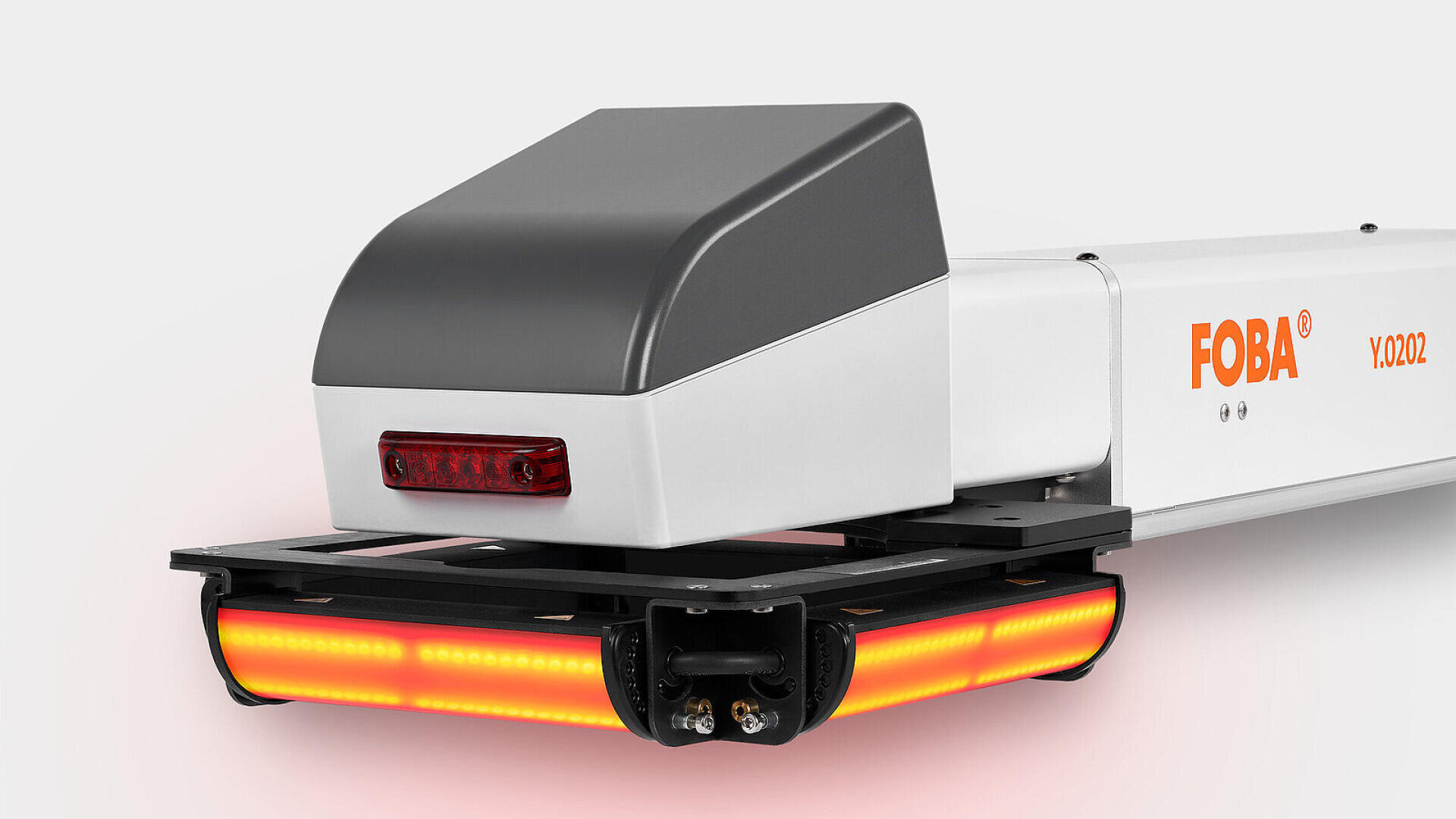 Nahaufnahme eines industriellen Laserbeschriftungsgerätes FOBA Y.0202 mit grau-weissem Gehäuse, rotem FOBA-Logo und orangen Lichtern auf der unteren Frontpartie vor einfarbigem Hintergrund.