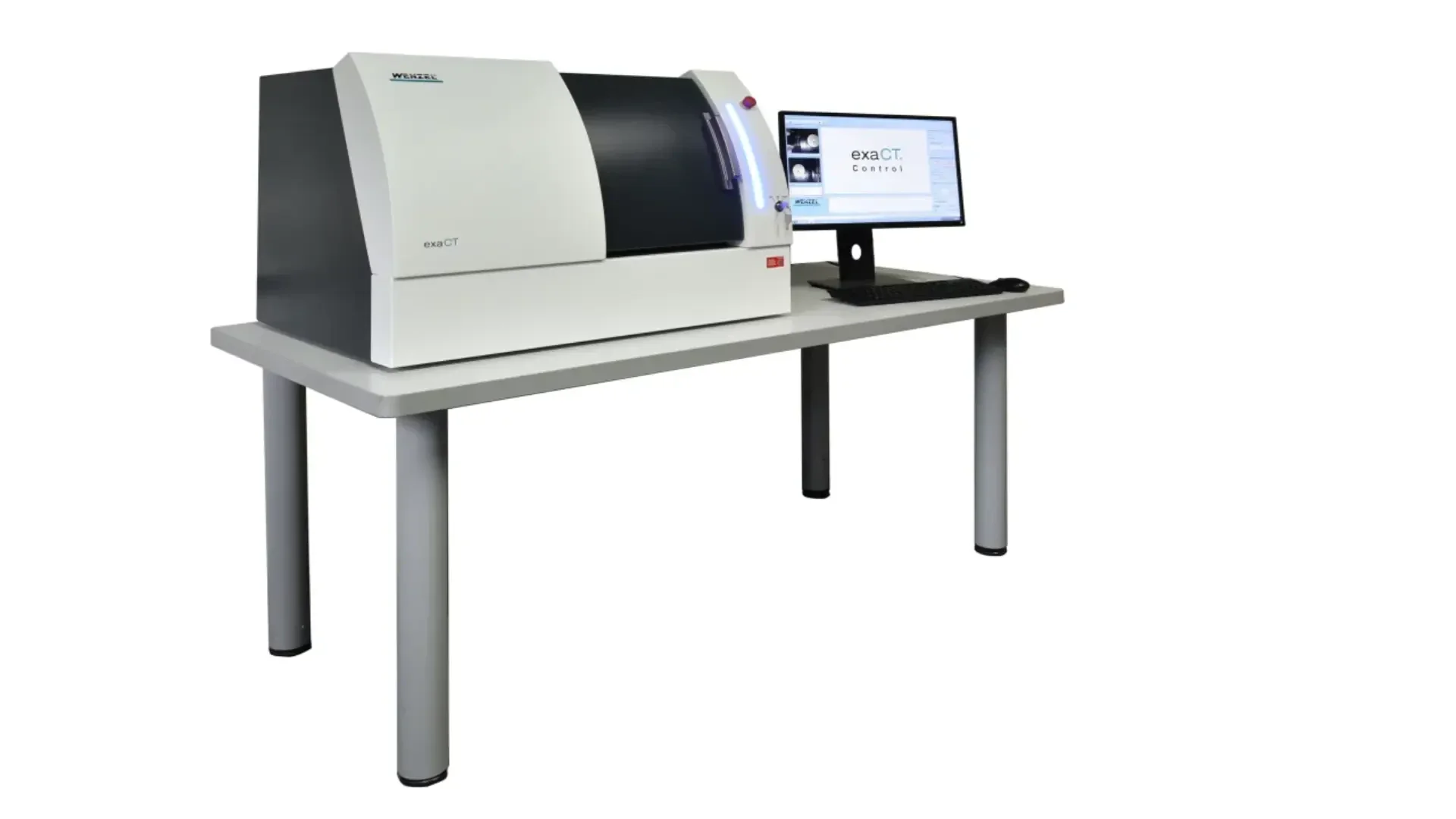 Ein Desktop-Mikro-CT-Scanner steht auf einem weißen Tisch neben Monitor, Tastatur und Maus. Der Scanner ist kastenförmig und in dunklen und hellen Farben gehalten. Auf dem Monitor wird die zugehörige Software angezeigt.