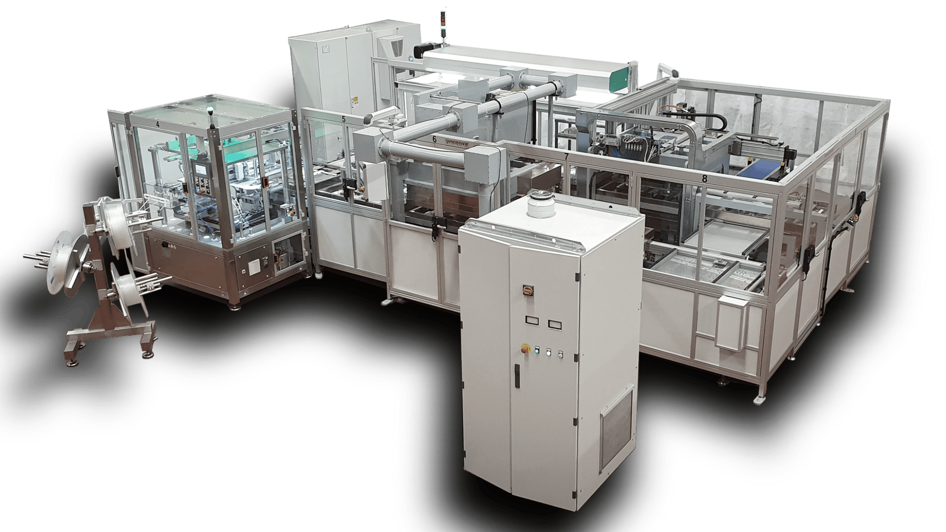 Große automatisierte Industriemaschine mit Metallrahmen, Bedienfeldern und geschlossenen Arbeitsplätzen, die wahrscheinlich für Fertigungs- oder Montagevorgänge verwendet wird. Die Anlage umfasst Rollen, Fördersysteme und Schaltschränke.
