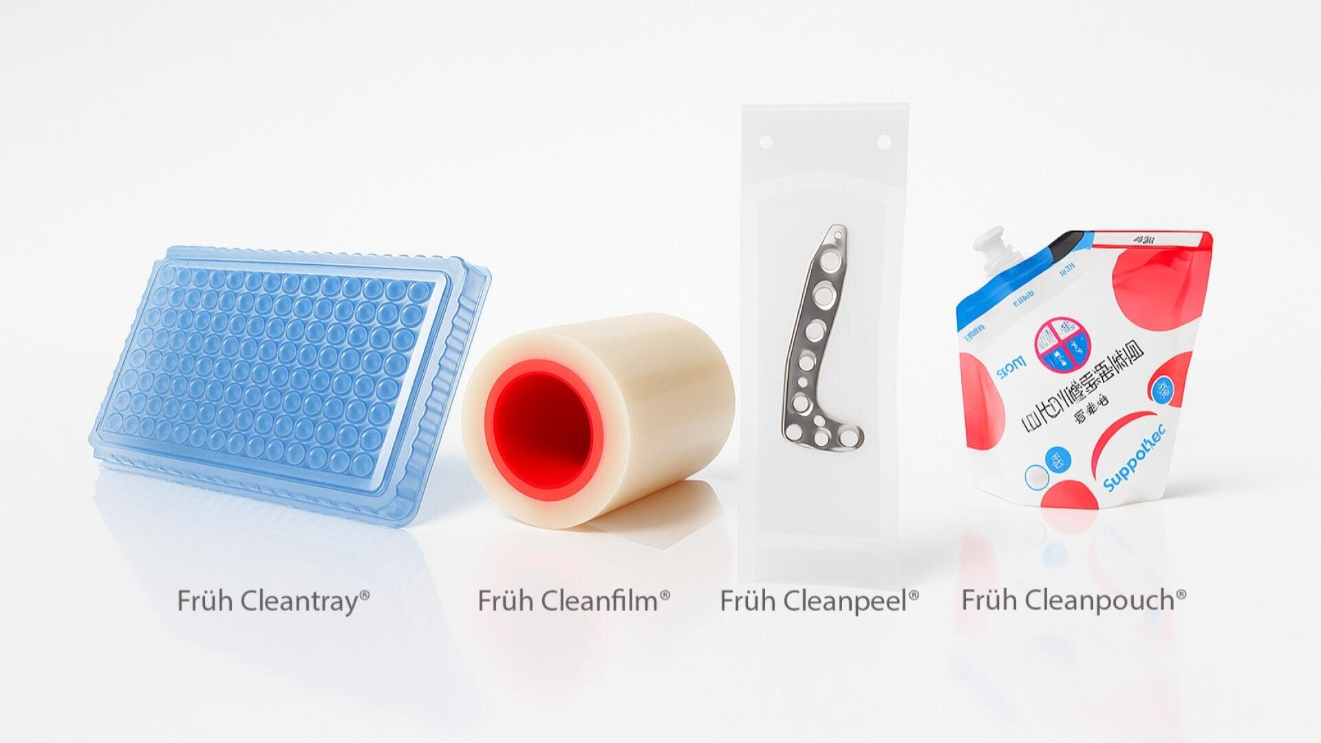 Eine Reihe von vier medizinischen Verpackungen: eine blaue Kunststoffschale, eine Rolle Klarsichtfolie, ein weißer Beutel zum Aufreißen mit einer Metallplatte im Inneren und ein rot-weißer wiederverschließbarer Beutel, die jeweils mit einem Produktnamen versehen sind.