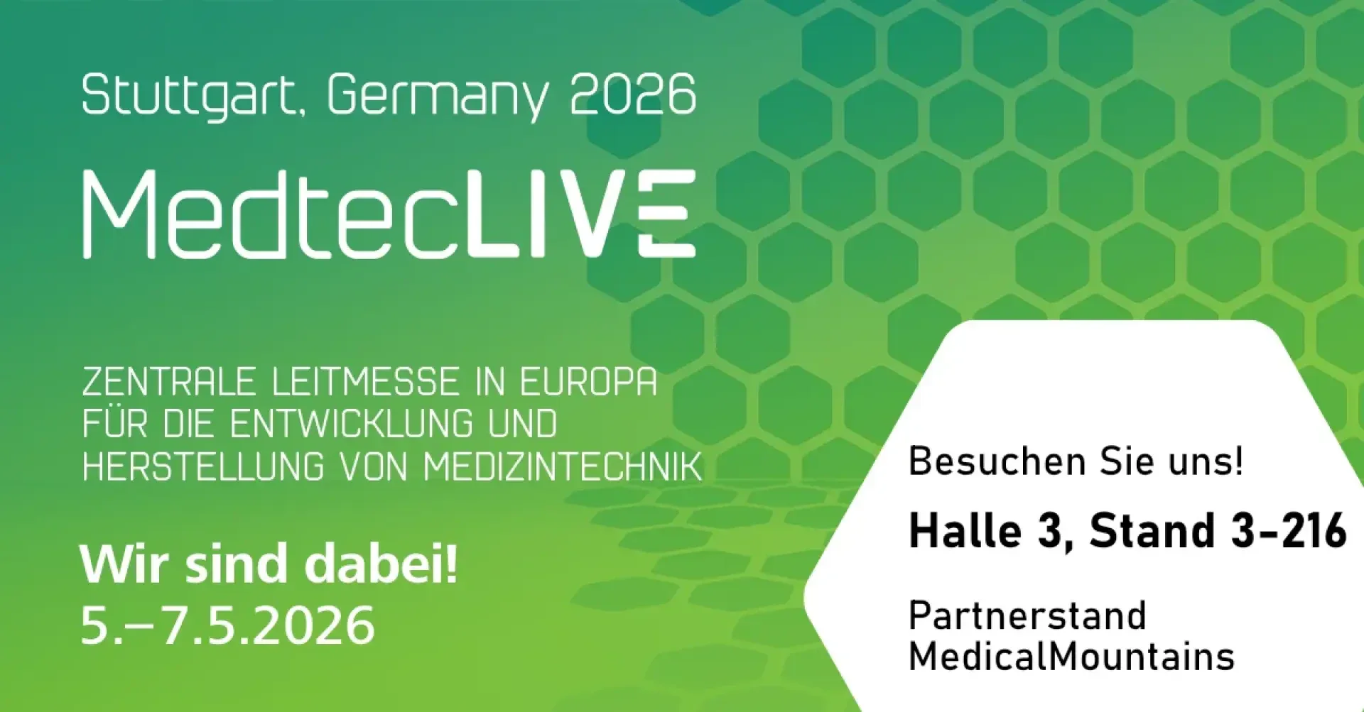 Werbegrafik für die MedtecLIVE 2026 in Stuttgart, Deutschland, mit Veranstaltungsdetails in deutscher Sprache, einschließlich Datum (5.-7. Mai 2026) und Ort (Halle 3, Stand 3-216, Partnerstand von MedicalMountains), auf grünem sechseckigem Hintergrund.