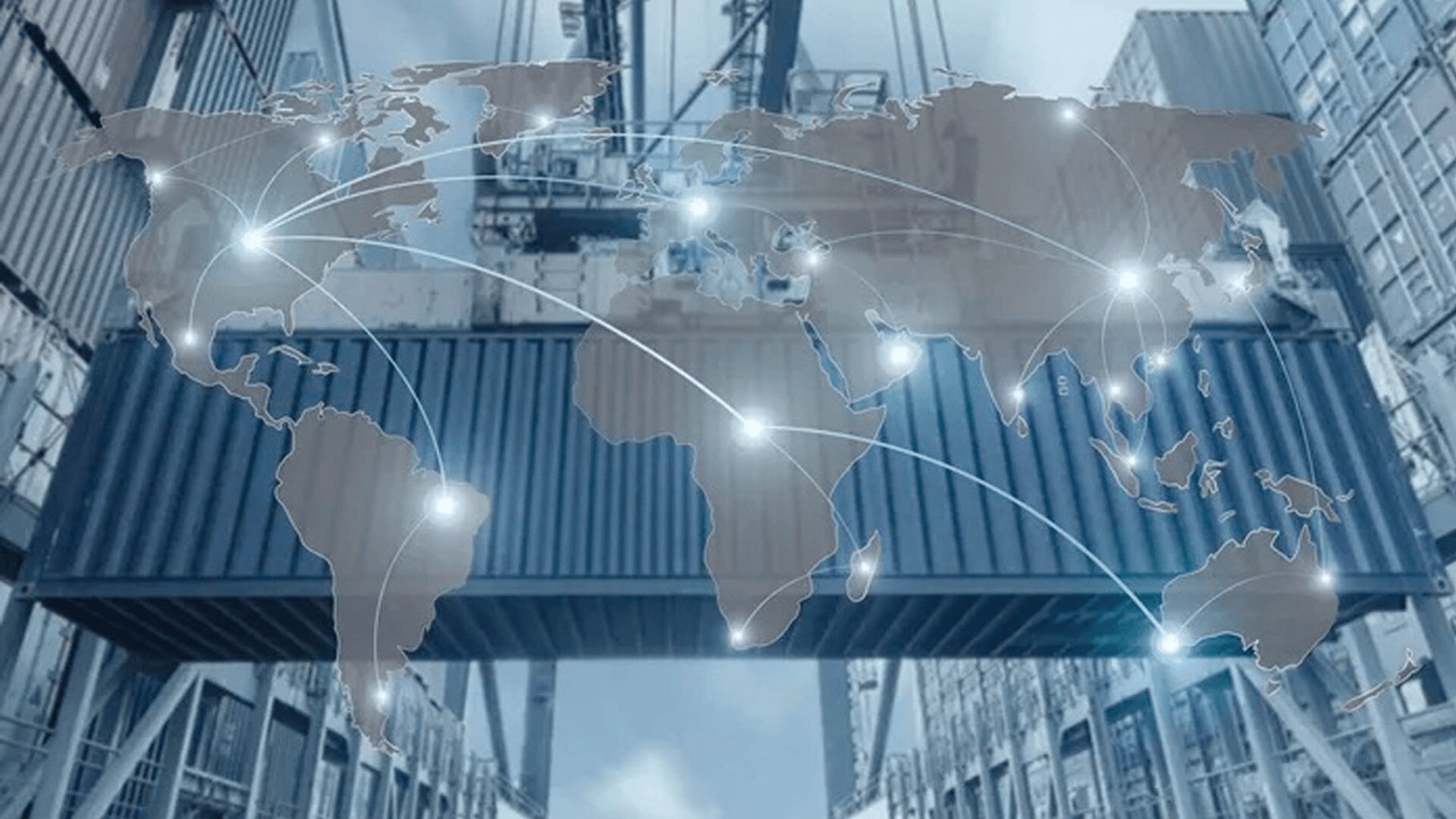 Auf einem Schiffscontainer in einem Hafen ist eine Weltkarte mit Verbindungslinien und Punkten überlagert, die den globalen Handel und die internationale Logistik symbolisieren.
