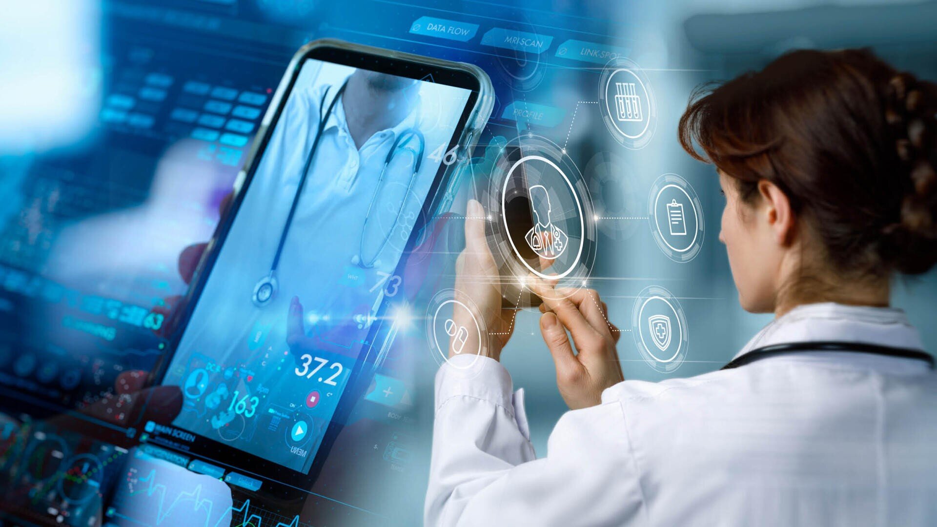 Ein Arzt verwendet einen Touchscreen mit digitalen Gesundheitssymbolen, während ein Tablet eine virtuelle Konsultation mit einem anderen Arzt anzeigt, was die futuristische Telemedizin und digitale Gesundheitstechnologie veranschaulicht.