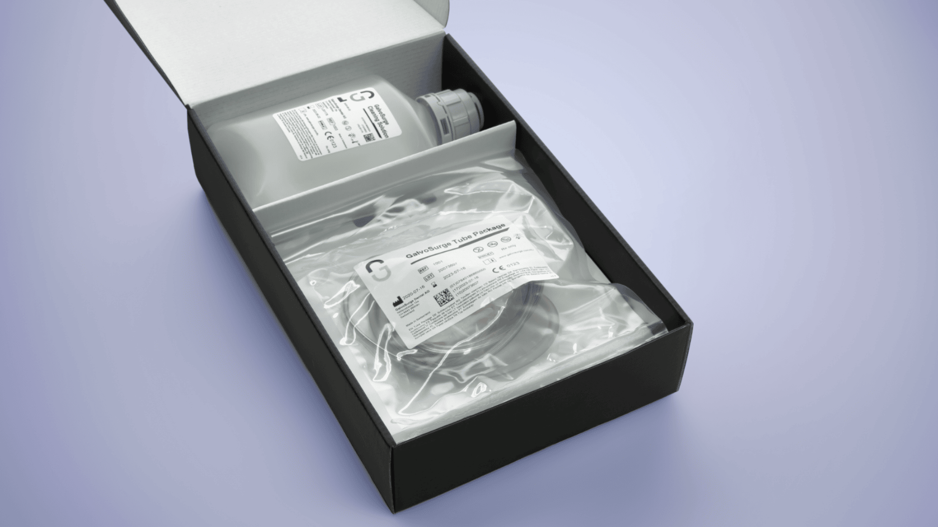 Eine schwarze Schachtel mit einem grauen Flüssigkeitsbehälter und vakuumversiegeltem medizinischem Zubehör, einschließlich Schläuchen, mit der Aufschrift "ChemoFlex® Luer Lock Adapter", die auf einer hellvioletten Fläche angebracht ist.