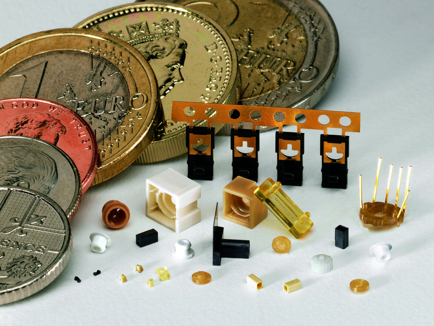 Eine Gruppe von kleinen Gegenständen und Münzen.