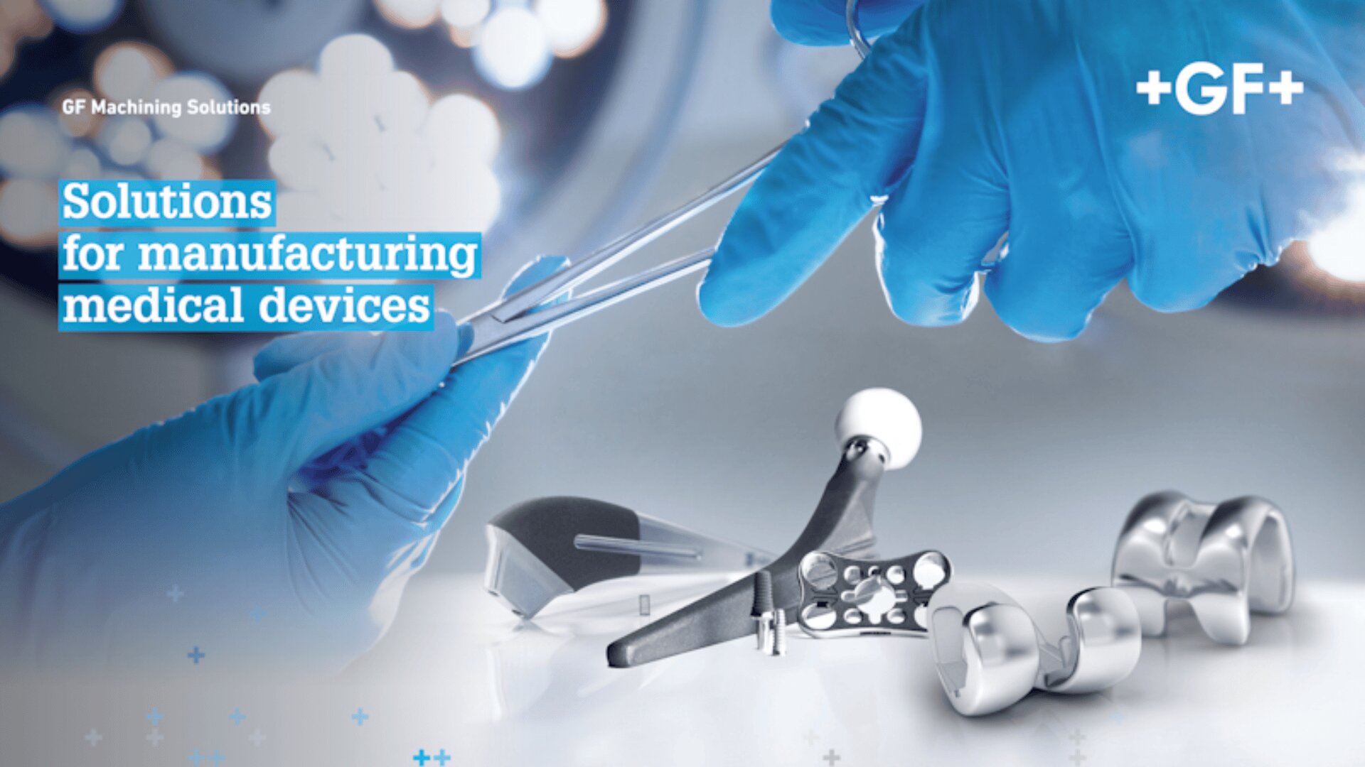 Eine Person mit blauen Handschuhen benutzt eine Pinzette in der Nähe verschiedener medizinischer Metallteile, wobei der Text Solutions for manufacturing medical devices und das Logo von GF Machining Solutions sichtbar sind.