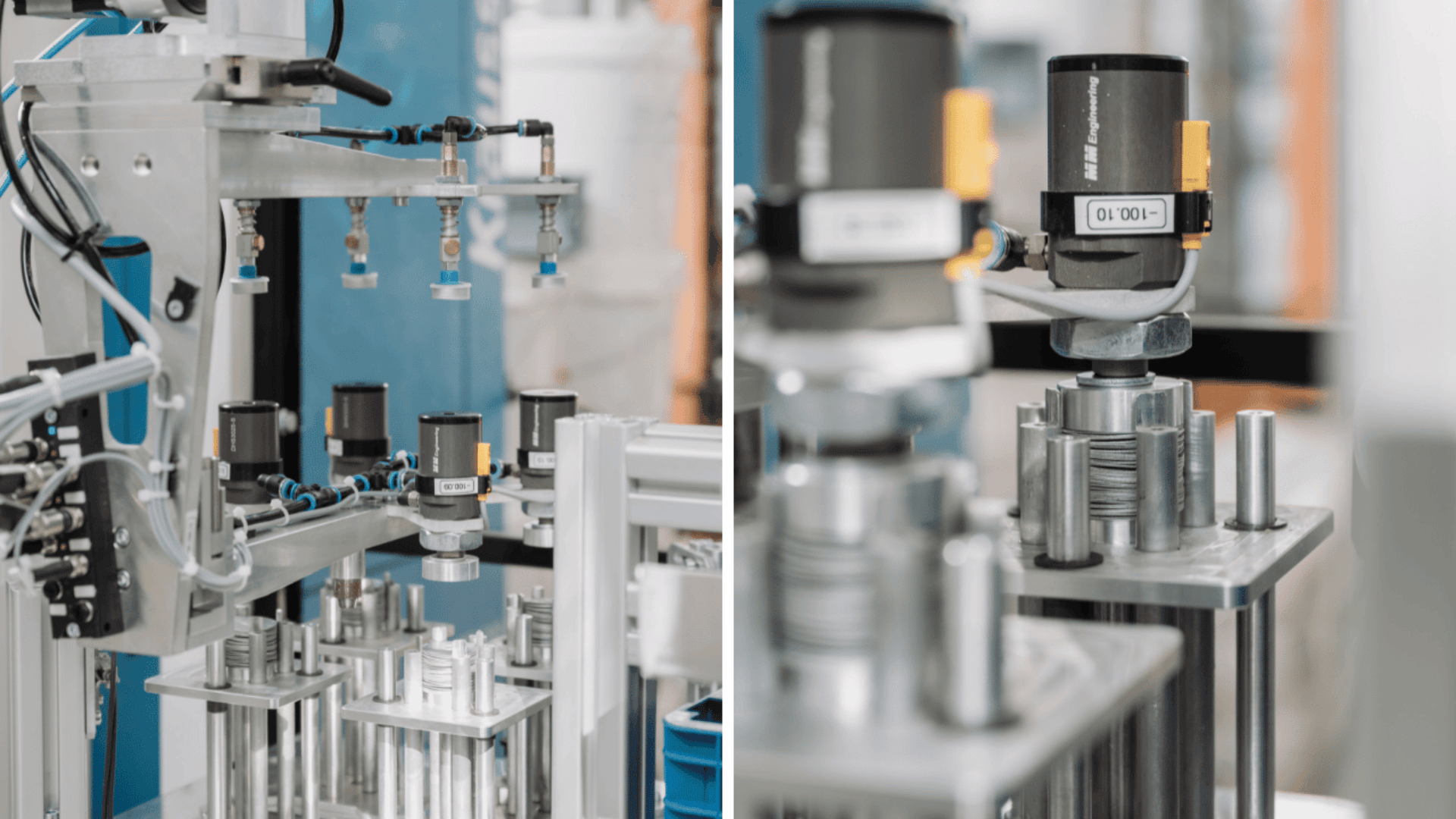 Nahaufnahme einer automatisierten Industriemaschine mit Roboterarmen und mehreren zylindrischen Metallteilen, die wahrscheinlich für die Fertigung oder Montage in einer Fabrik verwendet wird.