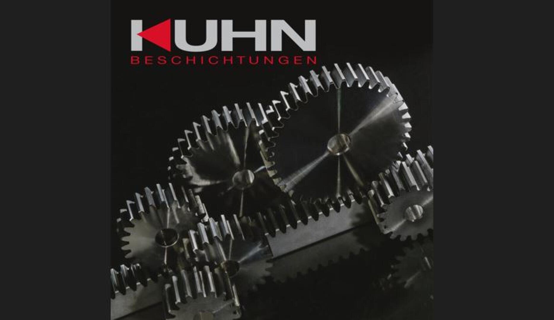 Auf schwarzem Untergrund greifen silberne Metallzahnräder ineinander. Oben links ist in weißer und roter Schrift das Logo KUHN BESCHICHTUNGEN zu sehen.