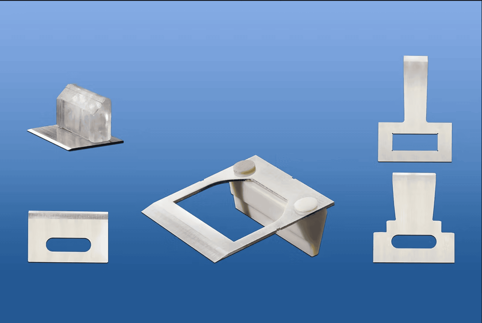 Fünf Metallteile mit rechteckigen Ausschnitten sind auf einem blauen Hintergrund mit Farbverlauf angeordnet, wobei drei als flache Ausschnitte und zwei als dreidimensionale Strukturen dargestellt sind.