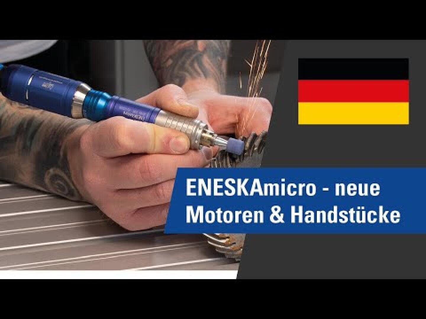 Nahaufnahme von tätowierten Händen, die ein Präzisionswerkzeug benutzen, wobei Funken fliegen. Es gibt eine deutsche Flagge und den Text "ENESKAmicro - neue Motoren & Handstücke".