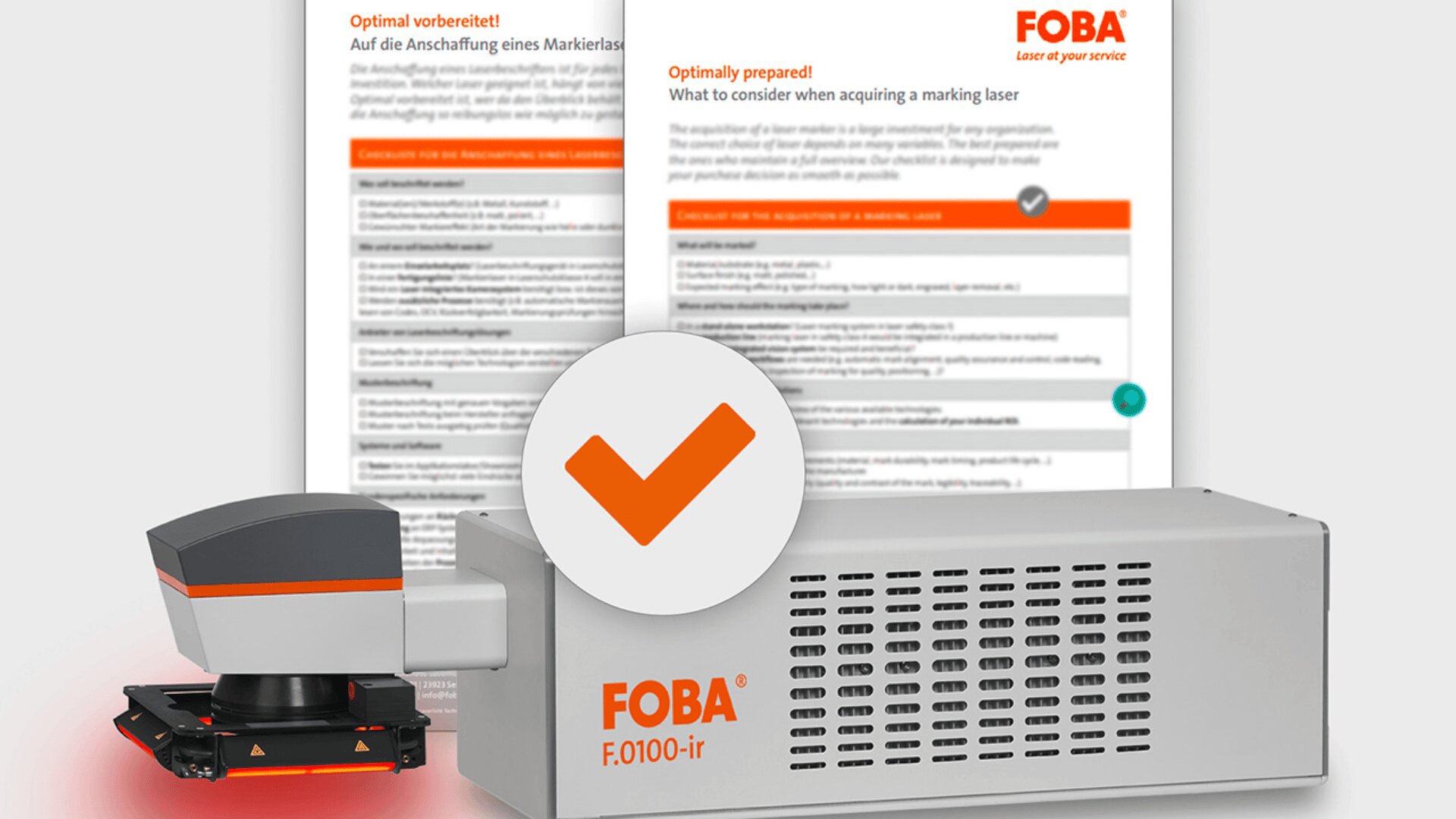 Eine FOBA F.0100-ir Lasermarkierungsmaschine ist vor zwei Informationsdokumenten abgebildet, wobei ein orangefarbenes Häkchen in einem Kreis überlagert ist, das die Genehmigung oder den erfolgreichen Abschluss anzeigt.