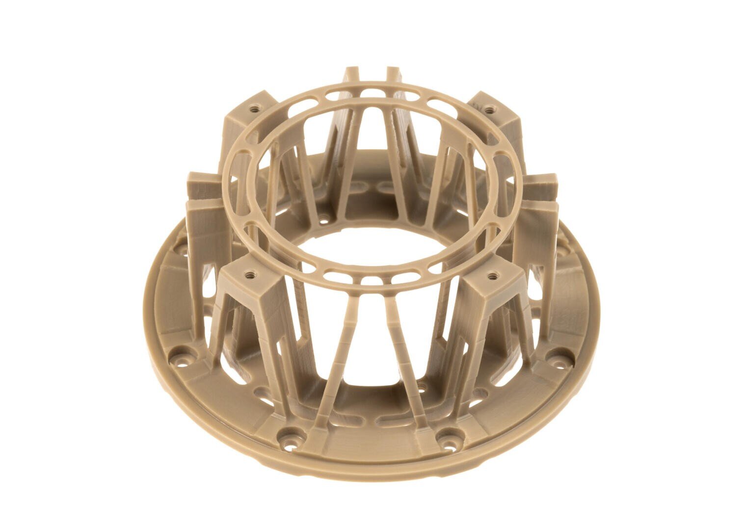 Ein beiges, rundes Kunststoffelement mit einem zentralen Ring, der von mehreren vertikalen Streben getragen wird, eine offene, geometrische Struktur aufweist und auf einem schlichten weißen Hintergrund platziert ist.