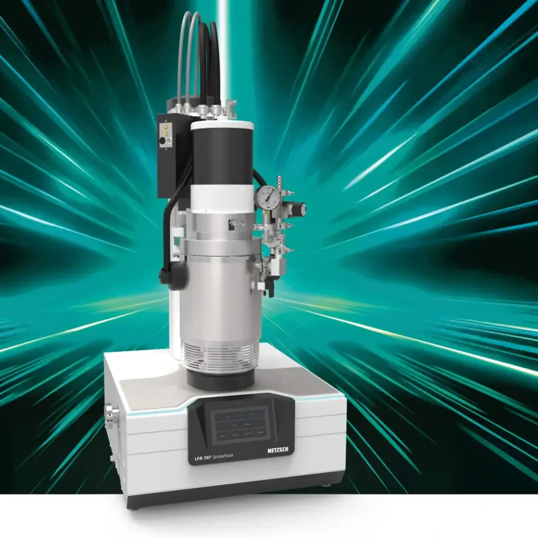 Ein Hightech-Laborgerät mit einer zylindrischen Kammer sitzt auf einer Steuereinheit mit digitaler Anzeige und Druckmessern vor einem dynamischen, leuchtenden Hintergrund in Teal und Schwarz mit nach außen strahlenden Lichtschlieren.