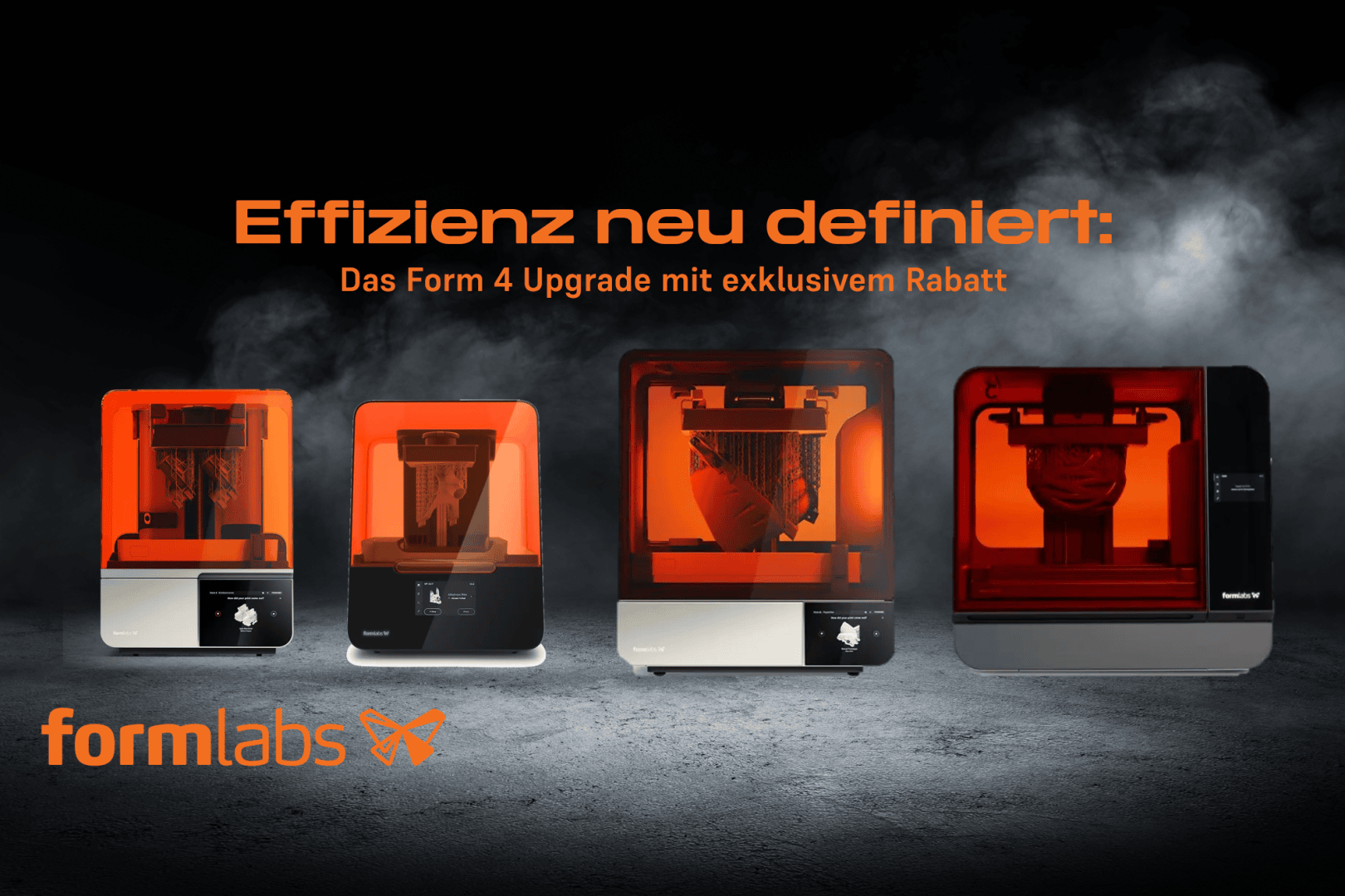Vier orangefarbene und schwarze 3D-Drucker sind nebeneinander auf einem dunklen Hintergrund zu sehen. Der deutsche Text darüber lautet: "Effizienz neu definiert: Das Form 4 Upgrade mit exklusivem Rabatt." Das Formlabs-Logo befindet sich am unteren Rand.