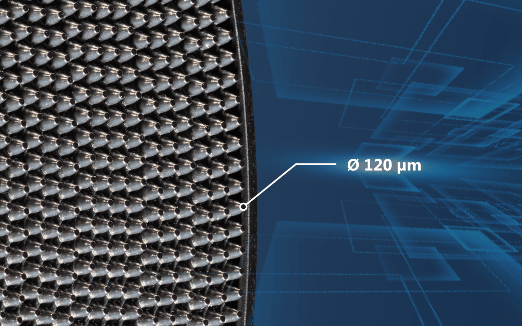 Nahaufnahme einer metallischen, strukturierten Oberfläche mit einem hervorgehobenen Messwert, der auf den Rand zeigt und mit Ø 120 µm beschriftet ist, vor einem blauen, digital gestalteten Hintergrund mit geometrischen Mustern.