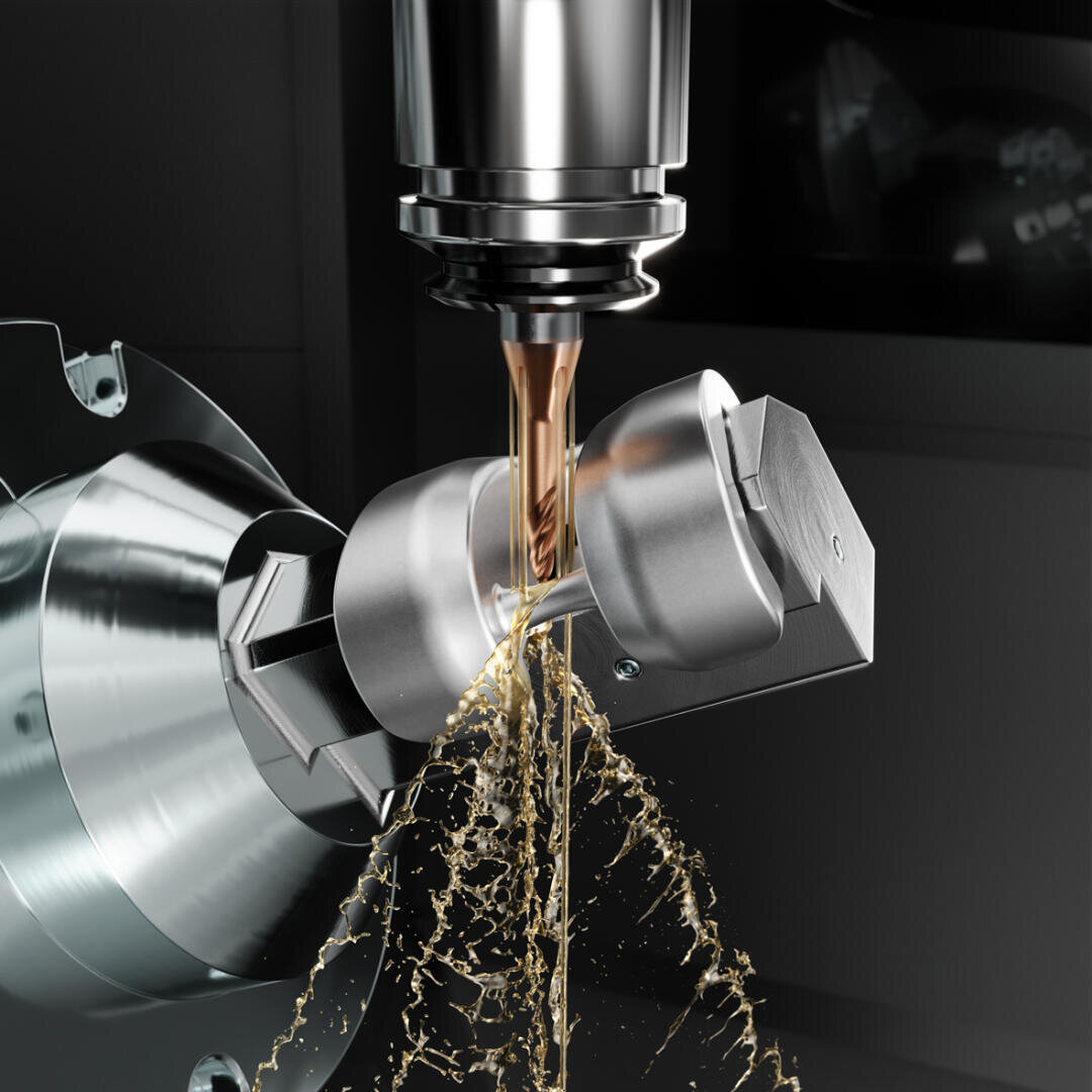 Nahaufnahme einer CNC-Maschine, die ein Metallteil schneidet, wobei Kühlflüssigkeit auf das Werkzeug und das Werkstück gesprüht wird, was die Präzision und den Kühlprozess bei der Metallbearbeitung verdeutlicht.