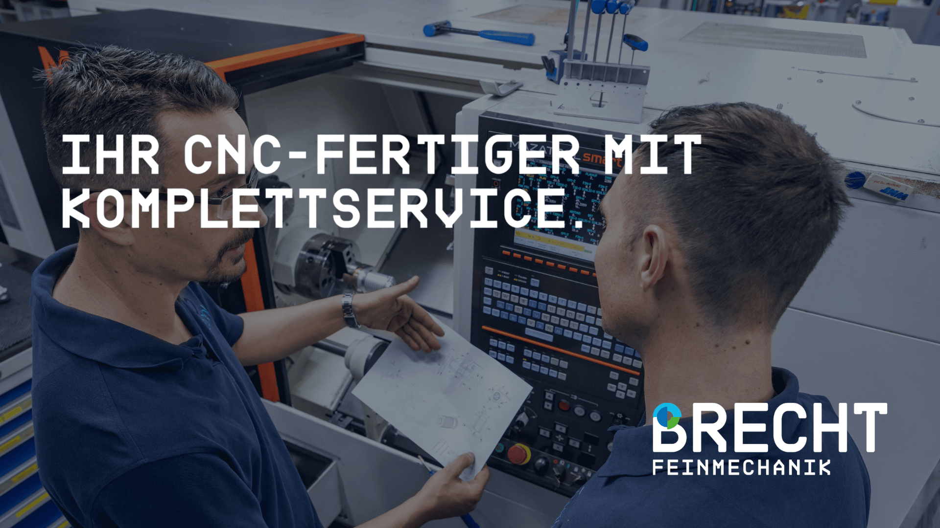 Zwei Männer stehen vor einer CNC-Maschine und diskutieren eine technische Zeichnung. Der Text lautet: Ihr CNC-Fertiger mit Komplettservice. Brecht Feinmechanik.