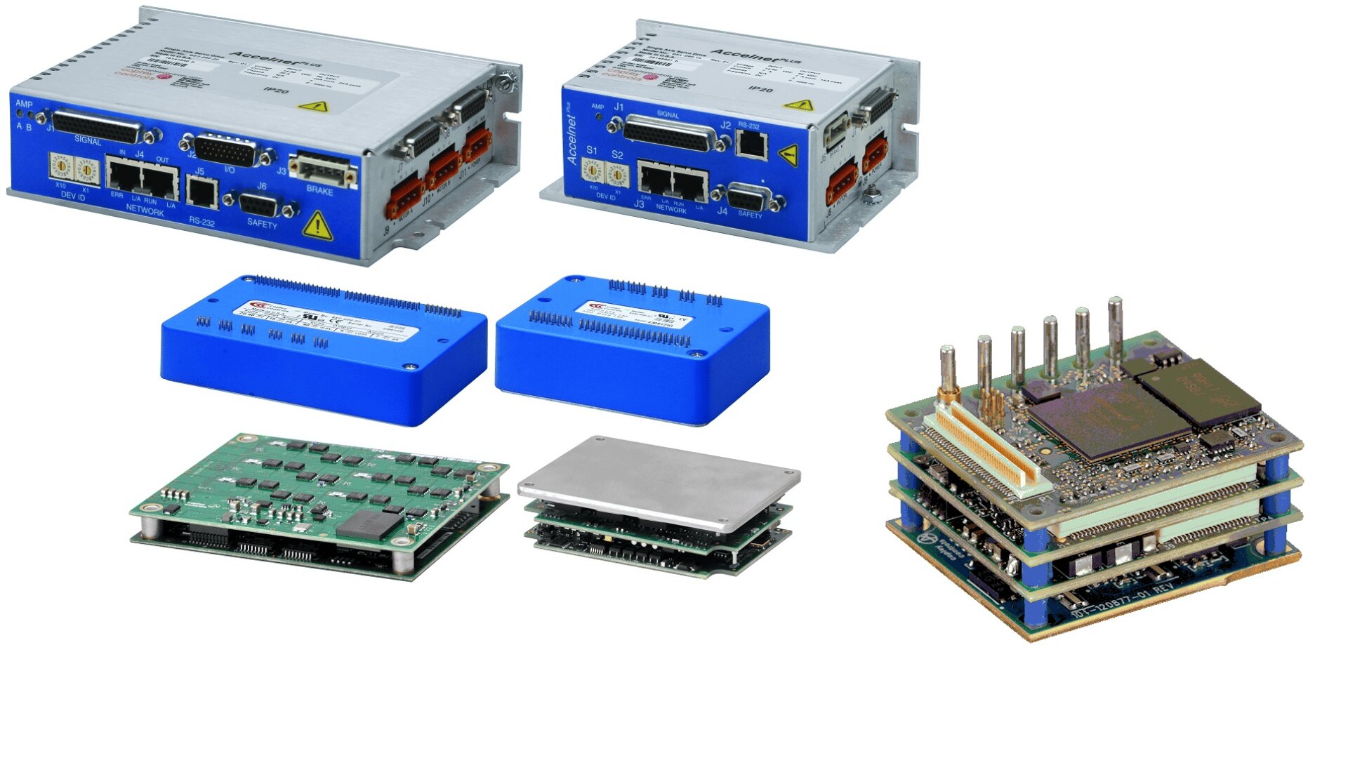 Eine Sammlung von elektronischen Bauteilen und Modulen, darunter Geräte mit Metallgehäuse und Anschlüssen, blaue rechteckige Einheiten, grüne Leiterplatten und eine gestapelte Anordnung von Leiterplatten mit verschiedenen Anschlüssen.
