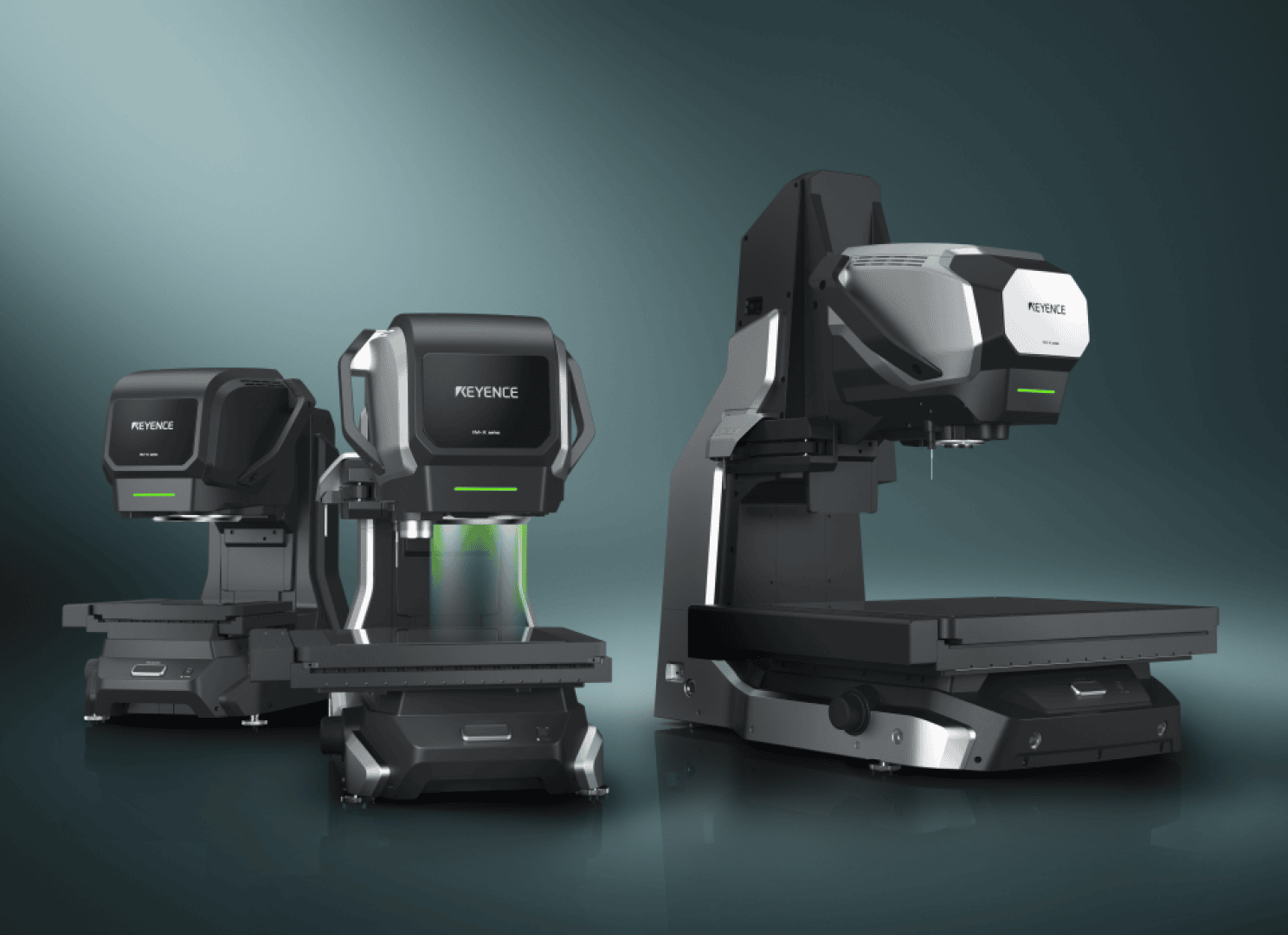 Drei fortschrittliche KEYENCE-Industriemessgeräte mit schlankem, modernem Design und beleuchteten grünen Akzenten werden auf einer dunklen, reflektierenden Oberfläche mit einem tealfarbenen Hintergrund dargestellt.