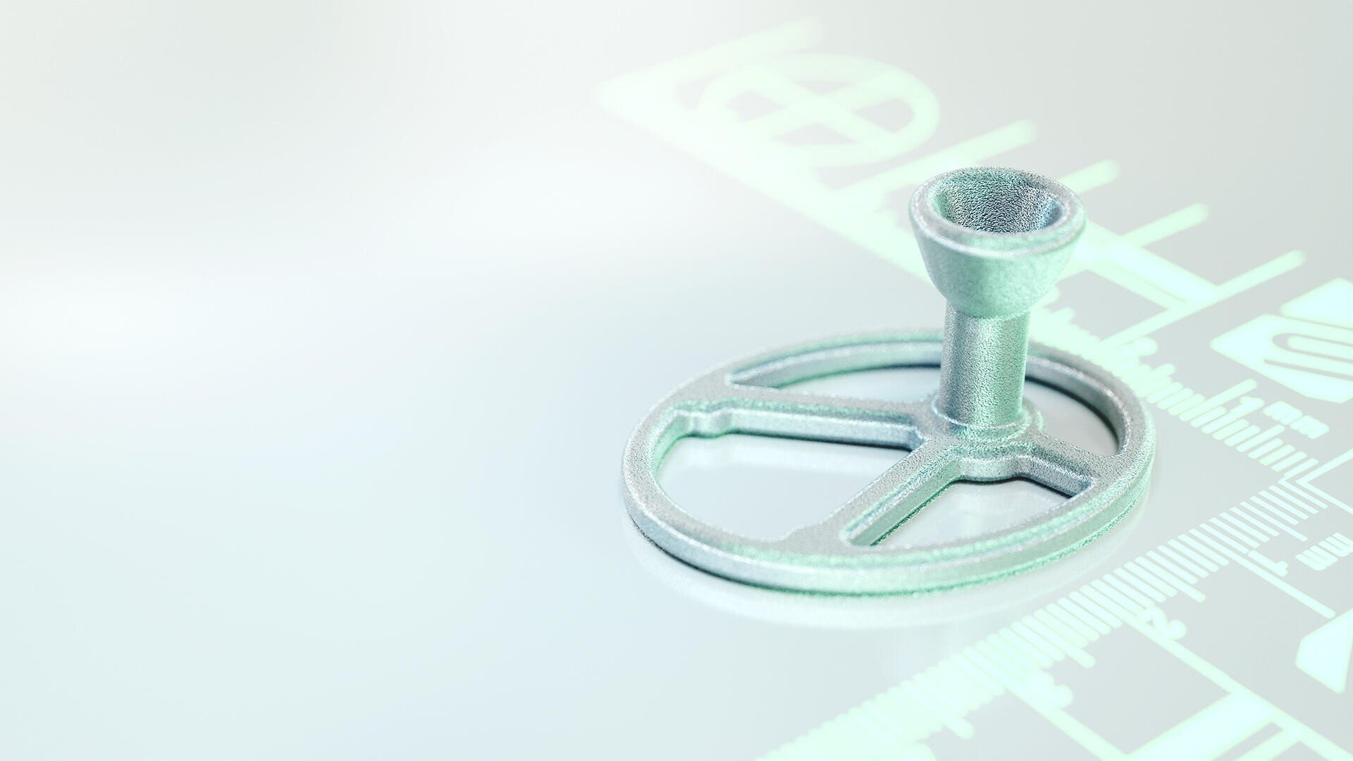 Ein metallisches, kreisförmiges 3D-gedrucktes Objekt mit einem erhabenen zentralen Rohr ruht auf einer glatten, hellen Oberfläche, auf der im Hintergrund schwache technische Zeichnungen und Messungen sichtbar sind.