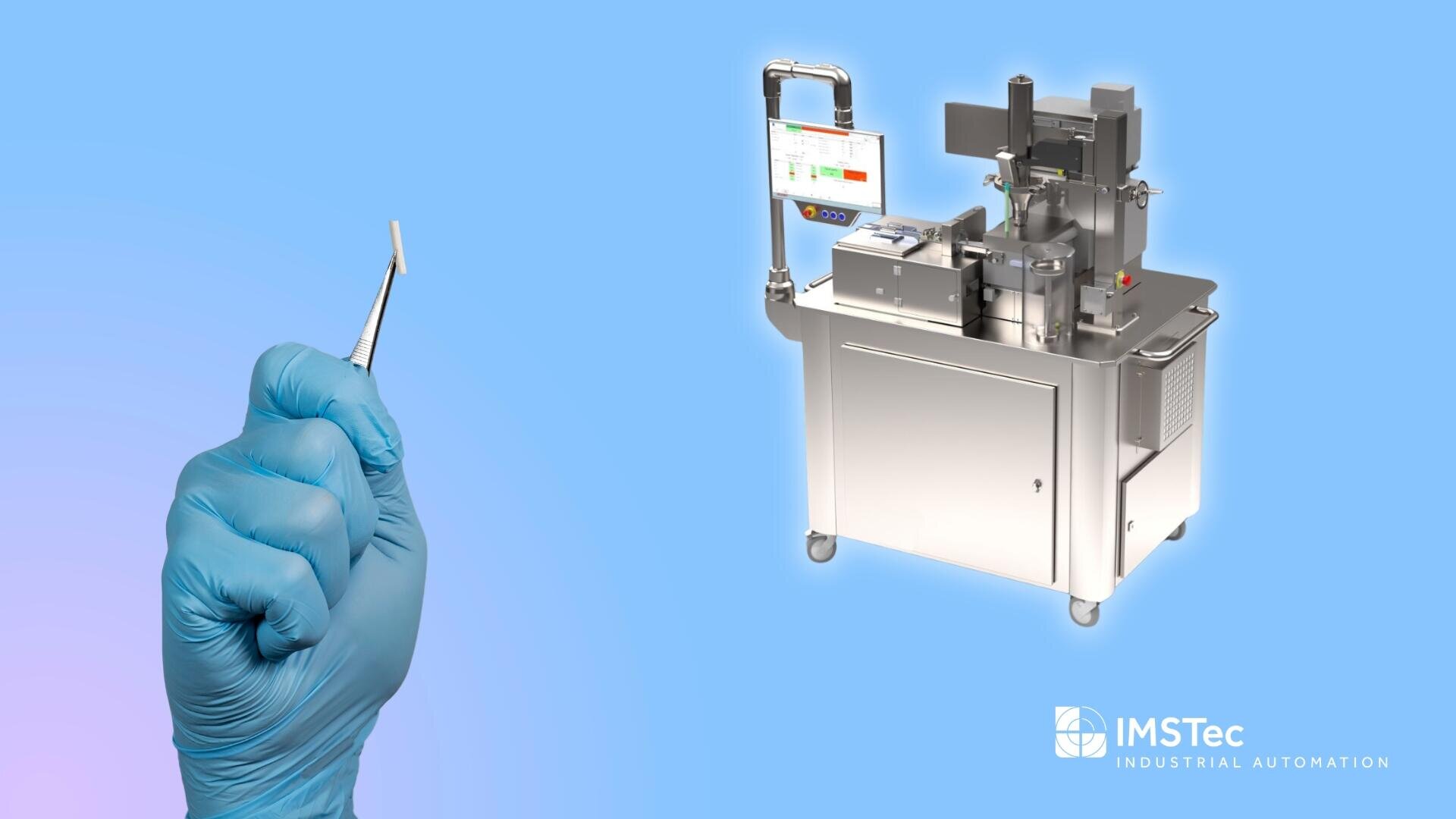 Eine behandschuhte Hand hält ein kleines Objekt mit einer Pinzette auf der linken Seite, während auf der rechten Seite eine Hightech-Maschine zur industriellen Automatisierung steht. Der Hintergrund ist blau mit dem IMSTec-Logo in der unteren rechten Ecke.