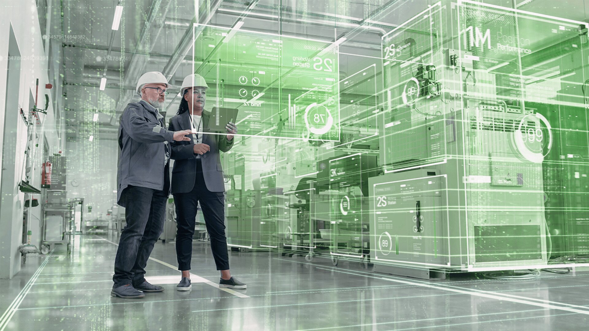 Zwei Personen mit Schutzhelmen stehen in einer modernen Fabrik und prüfen Informationen auf einem Tablet, wobei digitale Grafiken die Maschinen überlagern, um die Integration von Daten und intelligenter Technologie in einer industriellen Umgebung darzustellen.