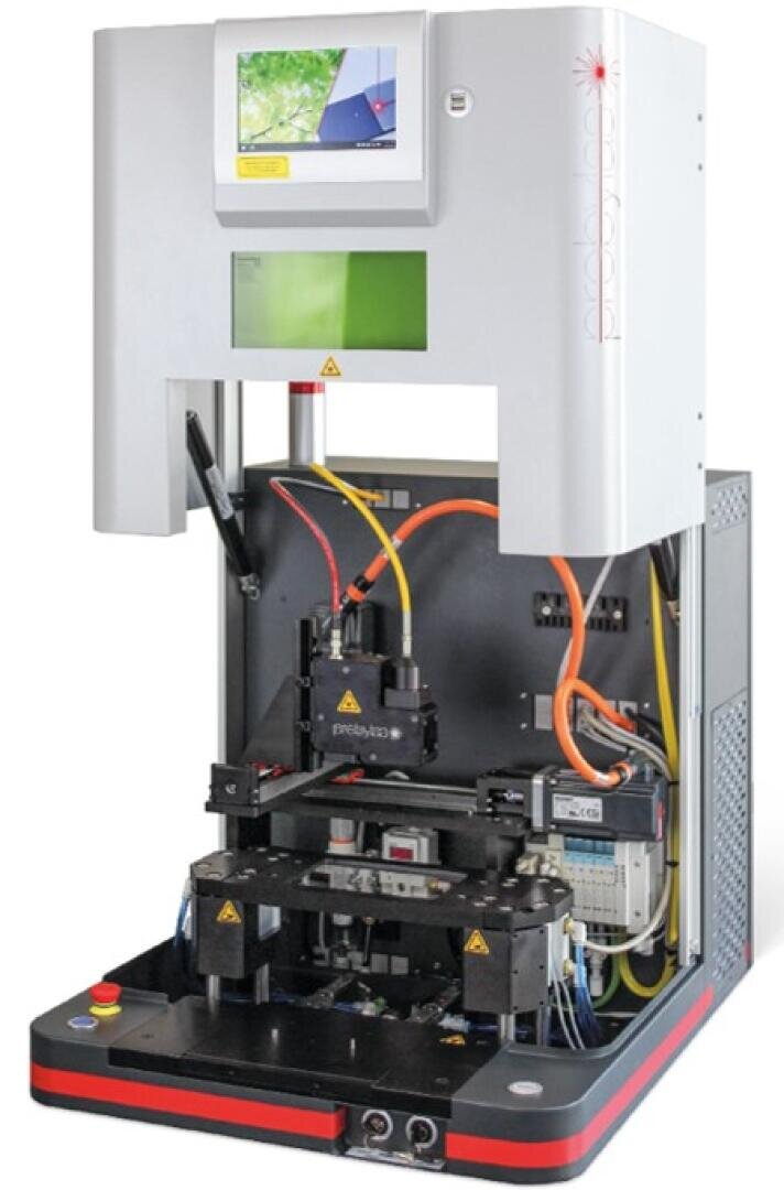 Eine moderne Industriemaschine mit einem Bedienfeld, Bildschirmen und mehreren farbigen Kabeln, die mit den Komponenten verbunden sind, die für automatisierte Fertigungs- oder Prüfverfahren vorgesehen sind.