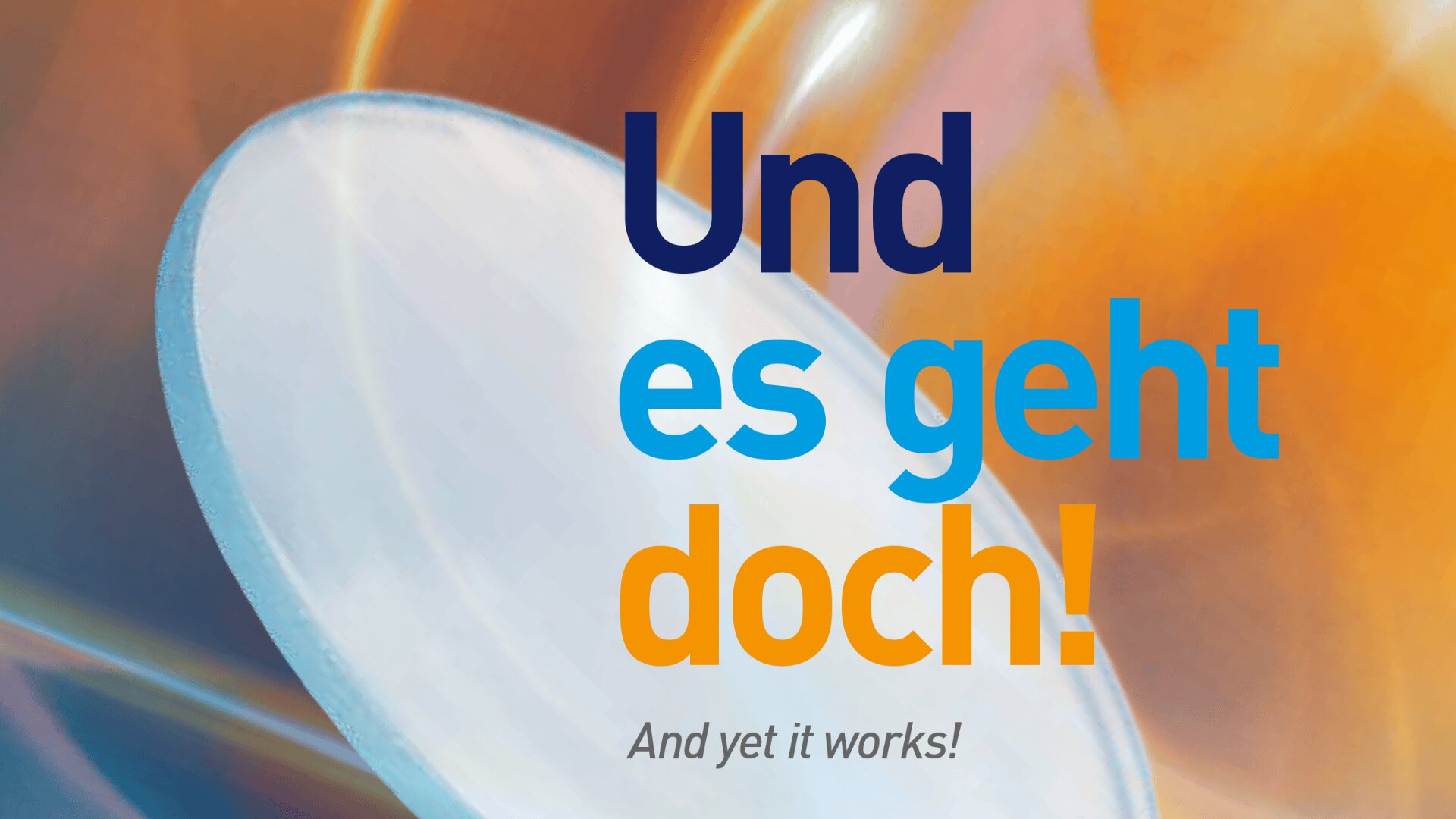 Abstrakter Hintergrund mit blauen und orangefarbenen Wirbeln, mit fettgedrucktem deutschem Text Und es geht doch! in dunkelblau, hellblau und orange, mit der englischen Übersetzung And yet it works! darunter in grau.