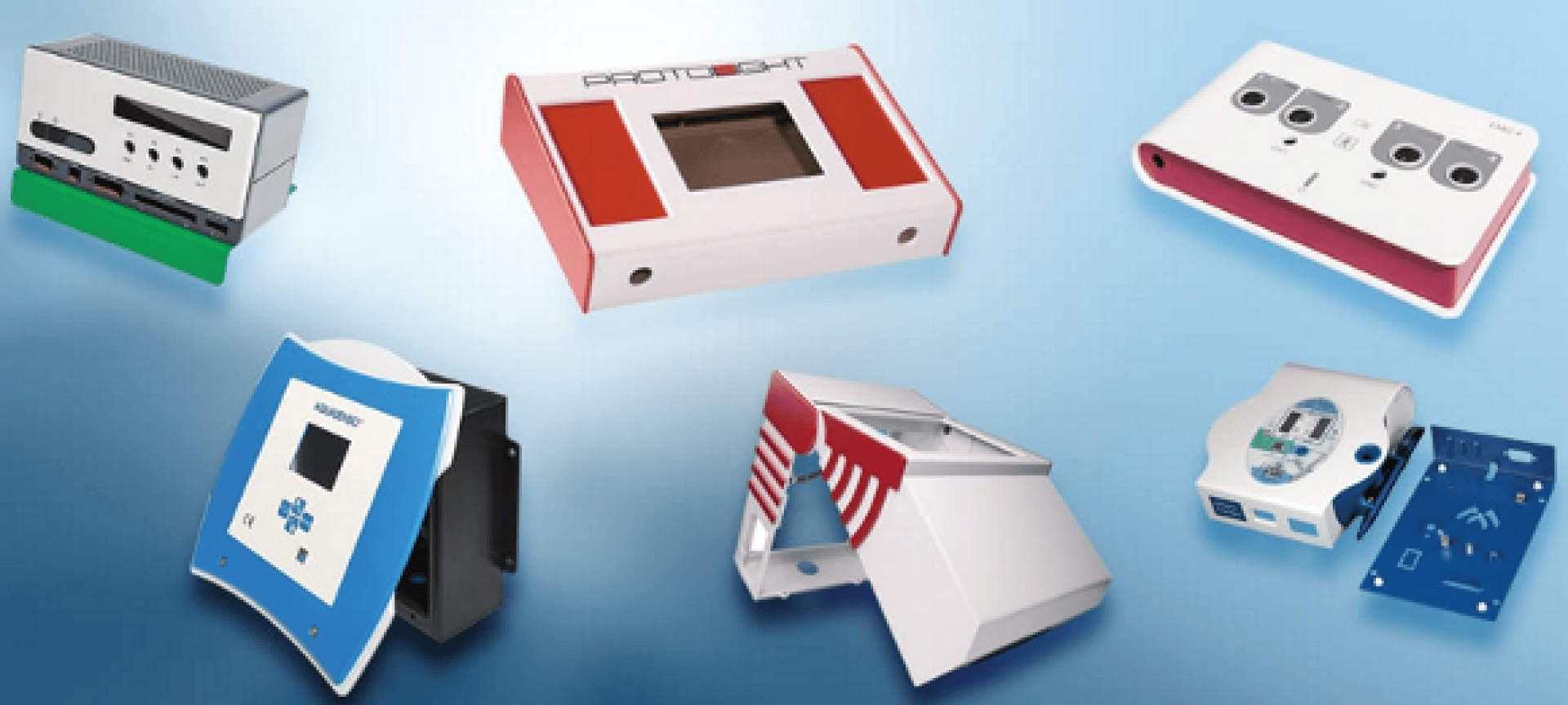 Sechs verschiedene farbenfrohe Gehäuse für elektronische Geräte werden vor einem blauen Hintergrund mit Farbverlauf dargestellt, der eine Vielzahl von Formen, Tasten, Bildschirmen und Anschlussöffnungen zeigt.