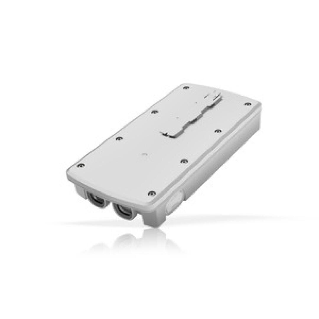 Ein rechteckiges, weißes, an der Wand montiertes elektronisches Gerät mit zwei Kabeleinführungspunkten auf einer Seite, mehreren Schrauben auf der Oberseite und einem flachen, minimalistischen Design.