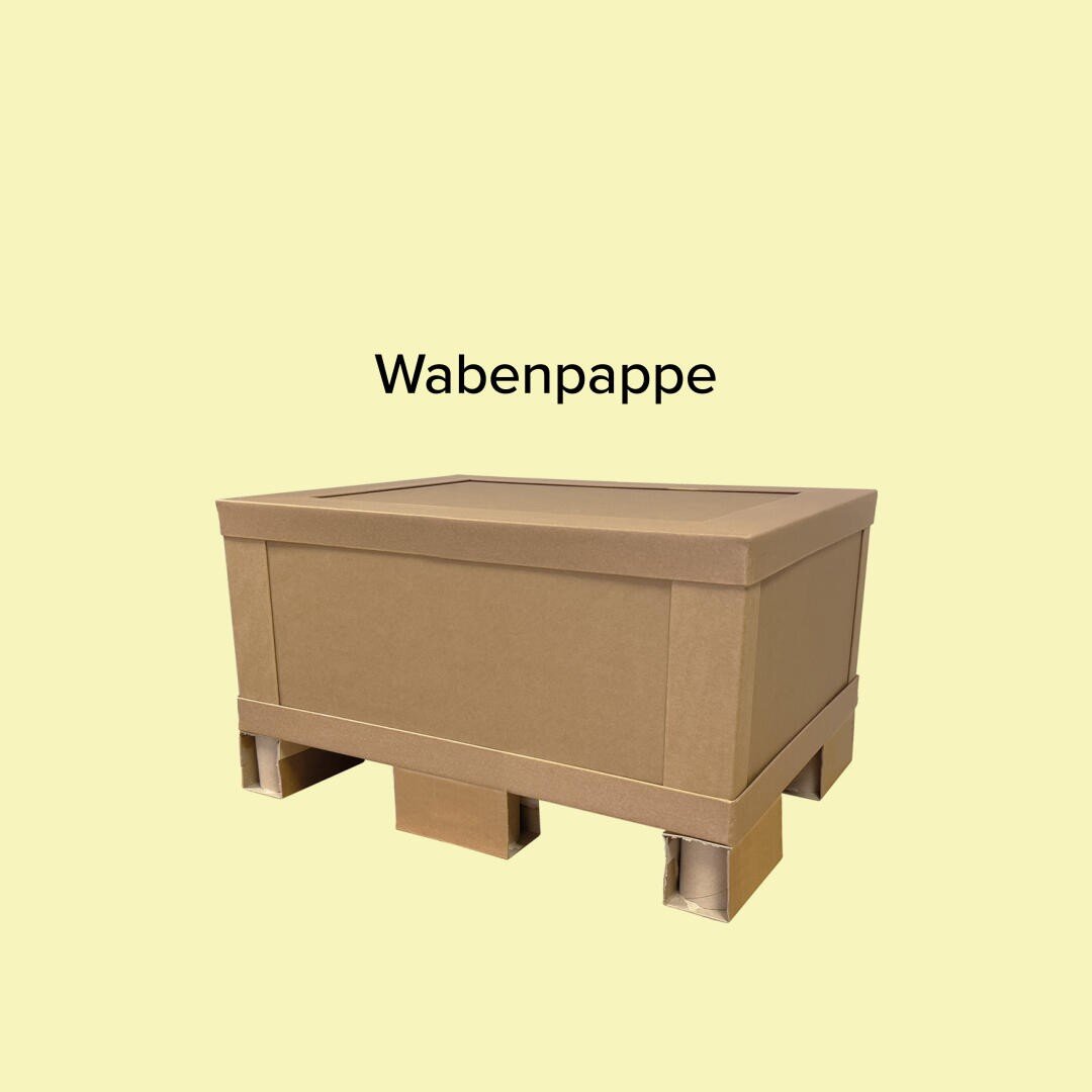Eine große rechteckige Schachtel aus Wabenkarton steht auf einer passenden Kartonpalette vor einem hellgelben Hintergrund. Über der Schachtel steht das Wort Wabenpappe.